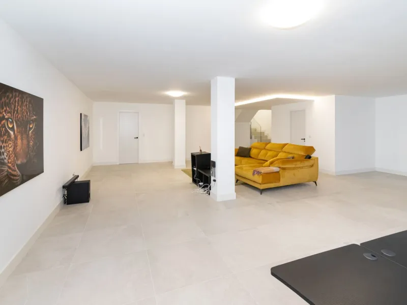 Luxurious apartment located in the coveted enclave of Artola Alta, just a few minutes from the beach and Puerto de Cabopino. The main attraction of this home is its privileged location in a luxury complex with a gym and outdoor pool, indoor pool, children
