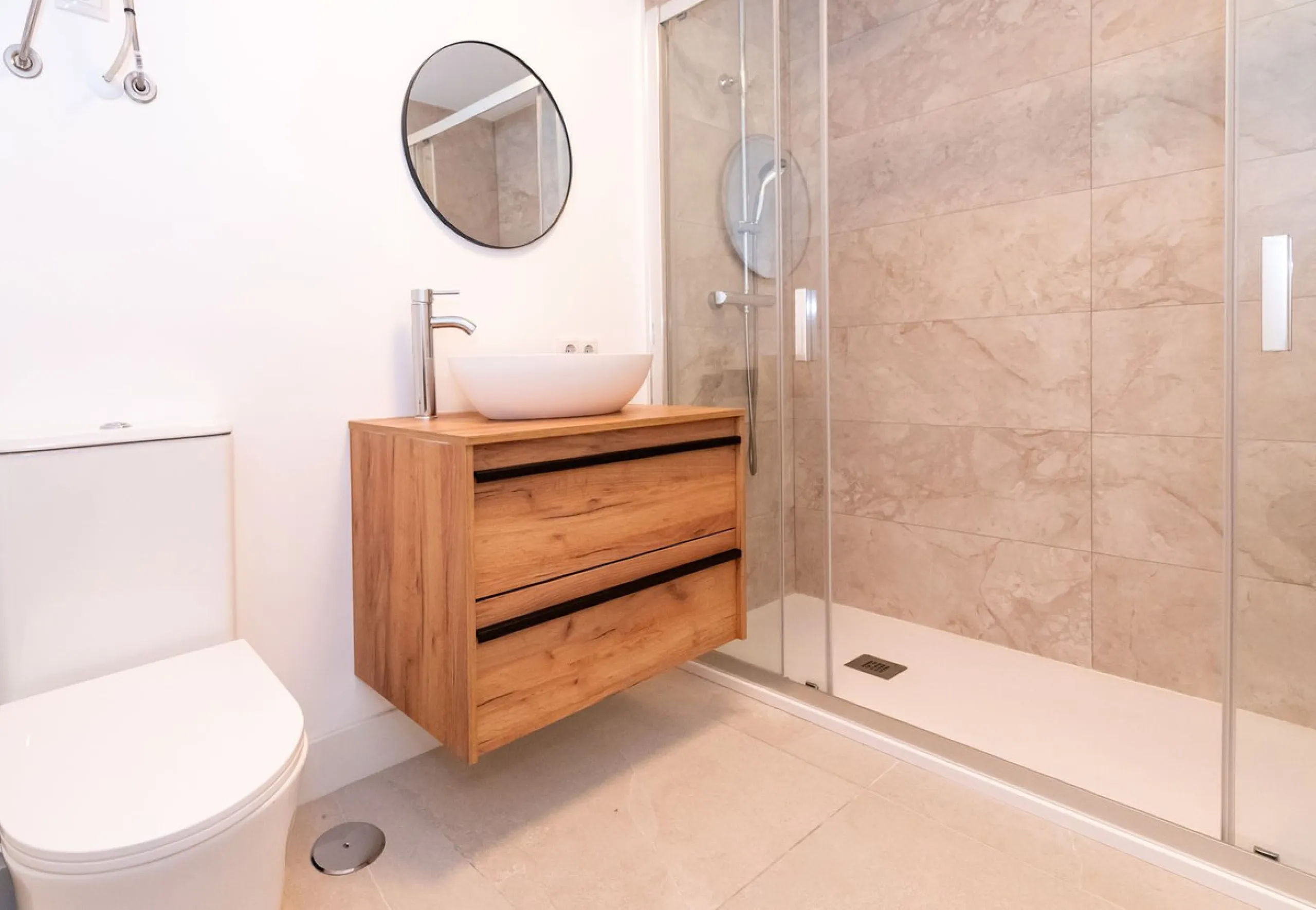 Luxurious apartment located in the coveted enclave of Artola Alta, just a few minutes from the beach and Puerto de Cabopino. The main attraction of this home is its privileged location in a luxury complex with a gym and outdoor pool, indoor pool, children