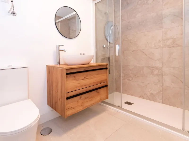 Luxurious apartment located in the coveted enclave of Artola Alta, just a few minutes from the beach and Puerto de Cabopino. The main attraction of this home is its privileged location in a luxury complex with a gym and outdoor pool, indoor pool, children