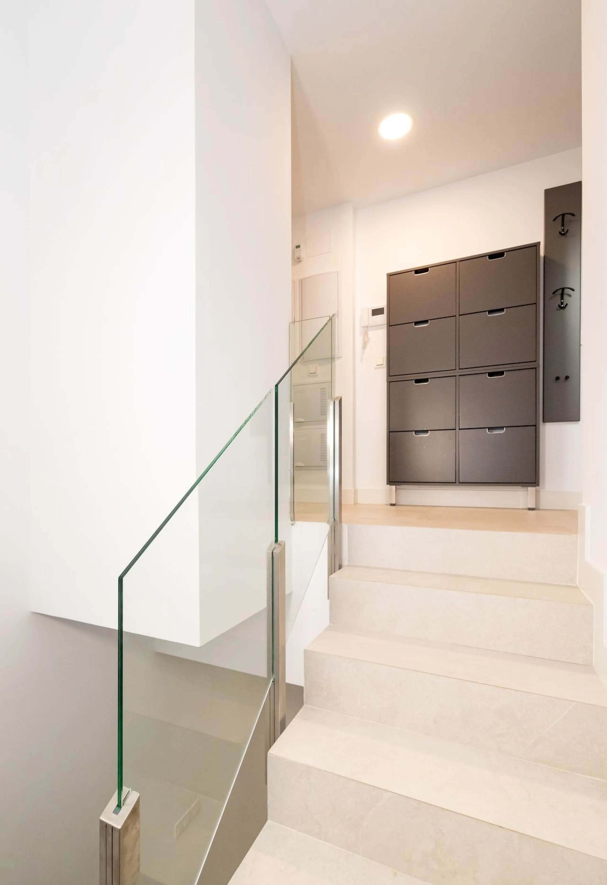 Luxurious apartment located in the coveted enclave of Artola Alta, just a few minutes from the beach and Puerto de Cabopino. The main attraction of this home is its privileged location in a luxury complex with a gym and outdoor pool, indoor pool, children
