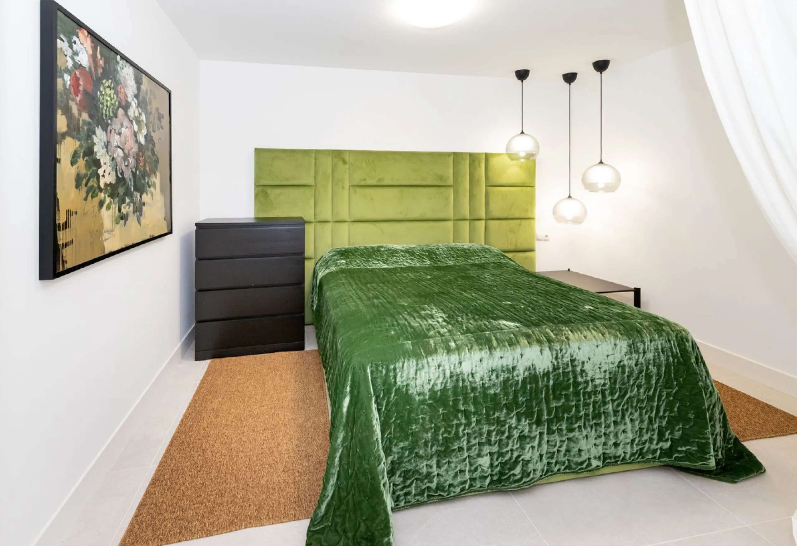 Luxurious apartment located in the coveted enclave of Artola Alta, just a few minutes from the beach and Puerto de Cabopino. The main attraction of this home is its privileged location in a luxury complex with a gym and outdoor pool, indoor pool, children