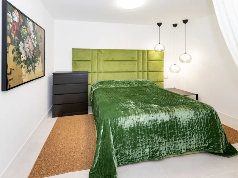 Luxurious apartment located in the coveted enclave of Artola Alta, just a few minutes from the beach and Puerto de Cabopino. The main attraction of this home is its privileged location in a luxury complex with a gym and outdoor pool, indoor pool, children
