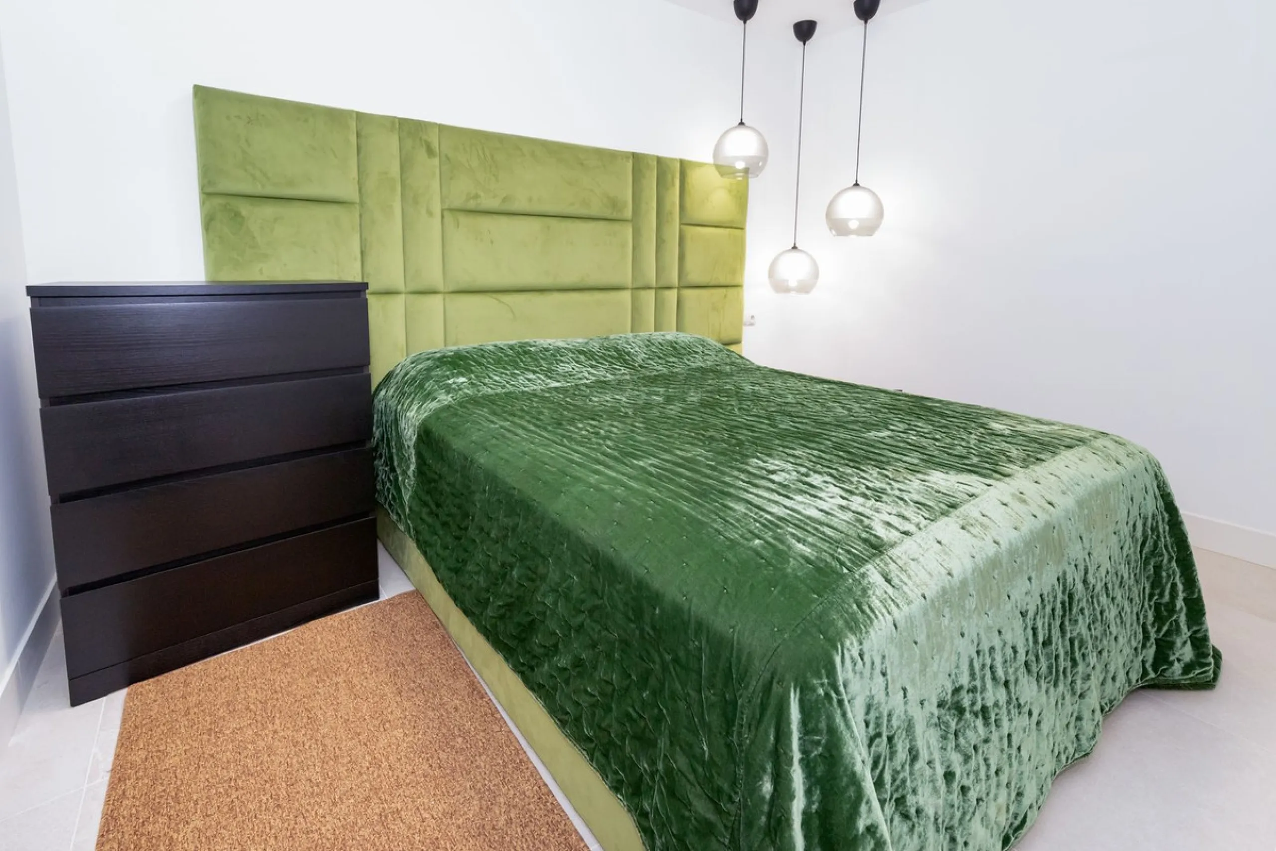 Luxurious apartment located in the coveted enclave of Artola Alta, just a few minutes from the beach and Puerto de Cabopino. The main attraction of this home is its privileged location in a luxury complex with a gym and outdoor pool, indoor pool, children