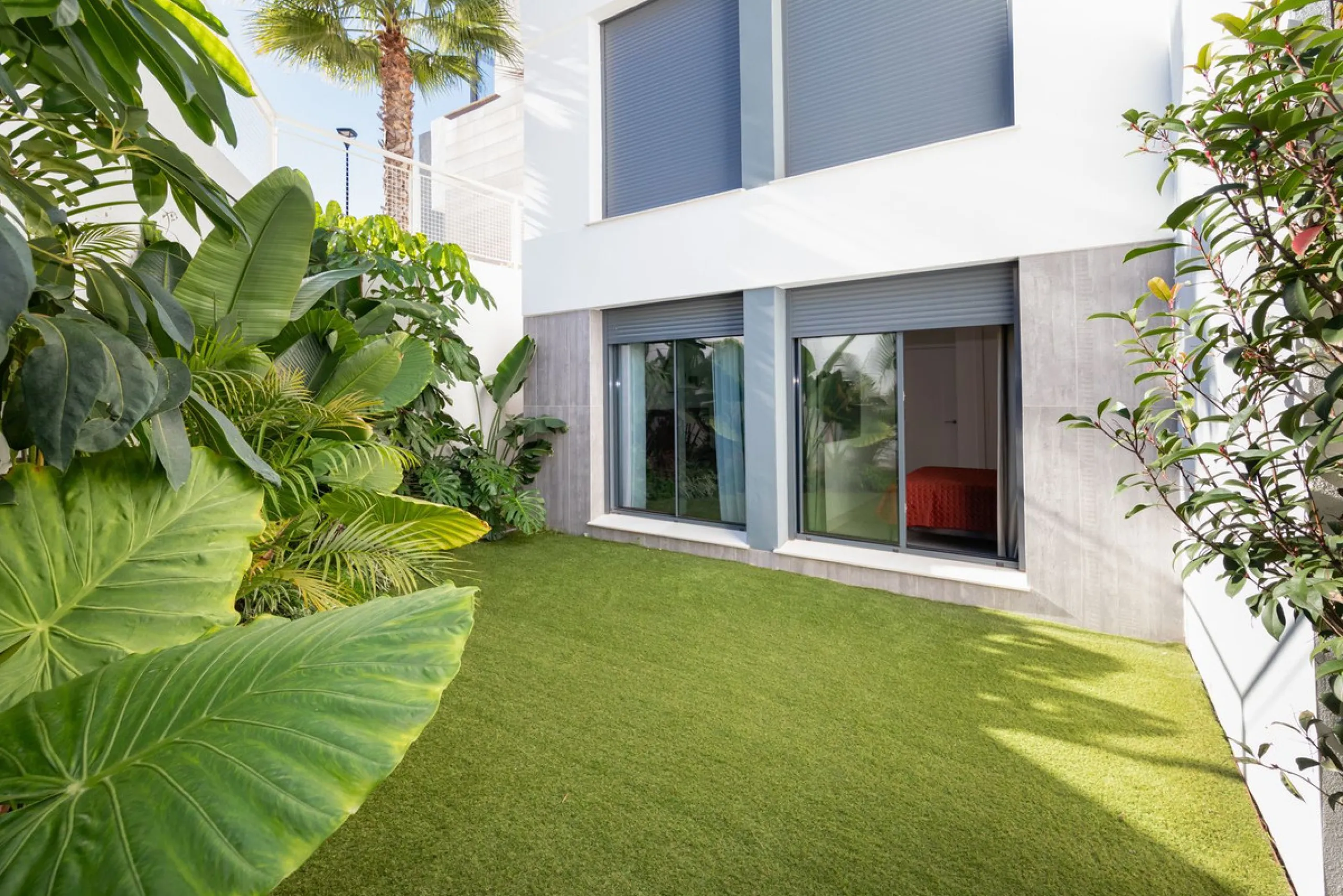 Luxurious apartment located in the coveted enclave of Artola Alta, just a few minutes from the beach and Puerto de Cabopino. The main attraction of this home is its privileged location in a luxury complex with a gym and outdoor pool, indoor pool, children