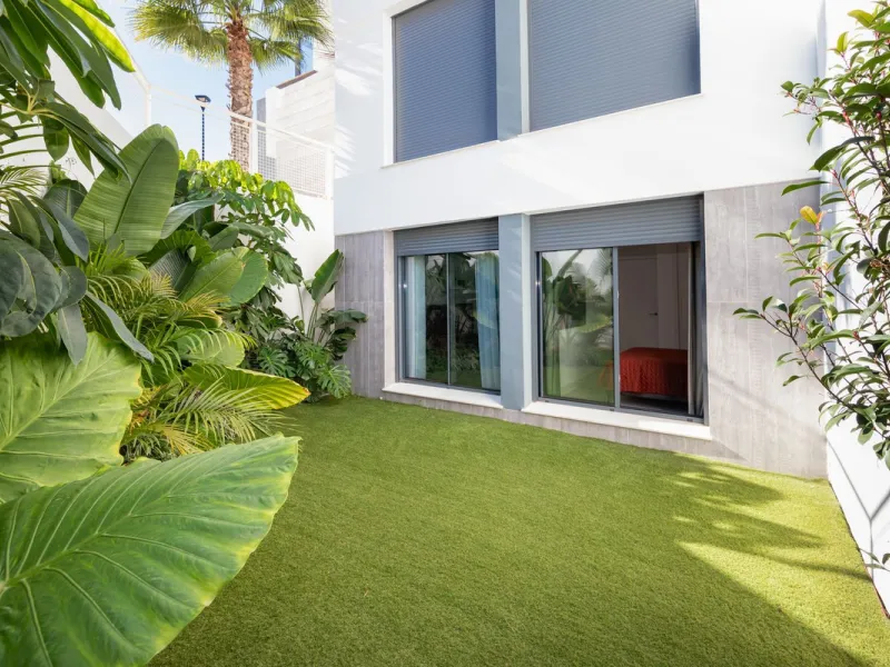Luxurious apartment located in the coveted enclave of Artola Alta, just a few minutes from the beach and Puerto de Cabopino. The main attraction of this home is its privileged location in a luxury complex with a gym and outdoor pool, indoor pool, children