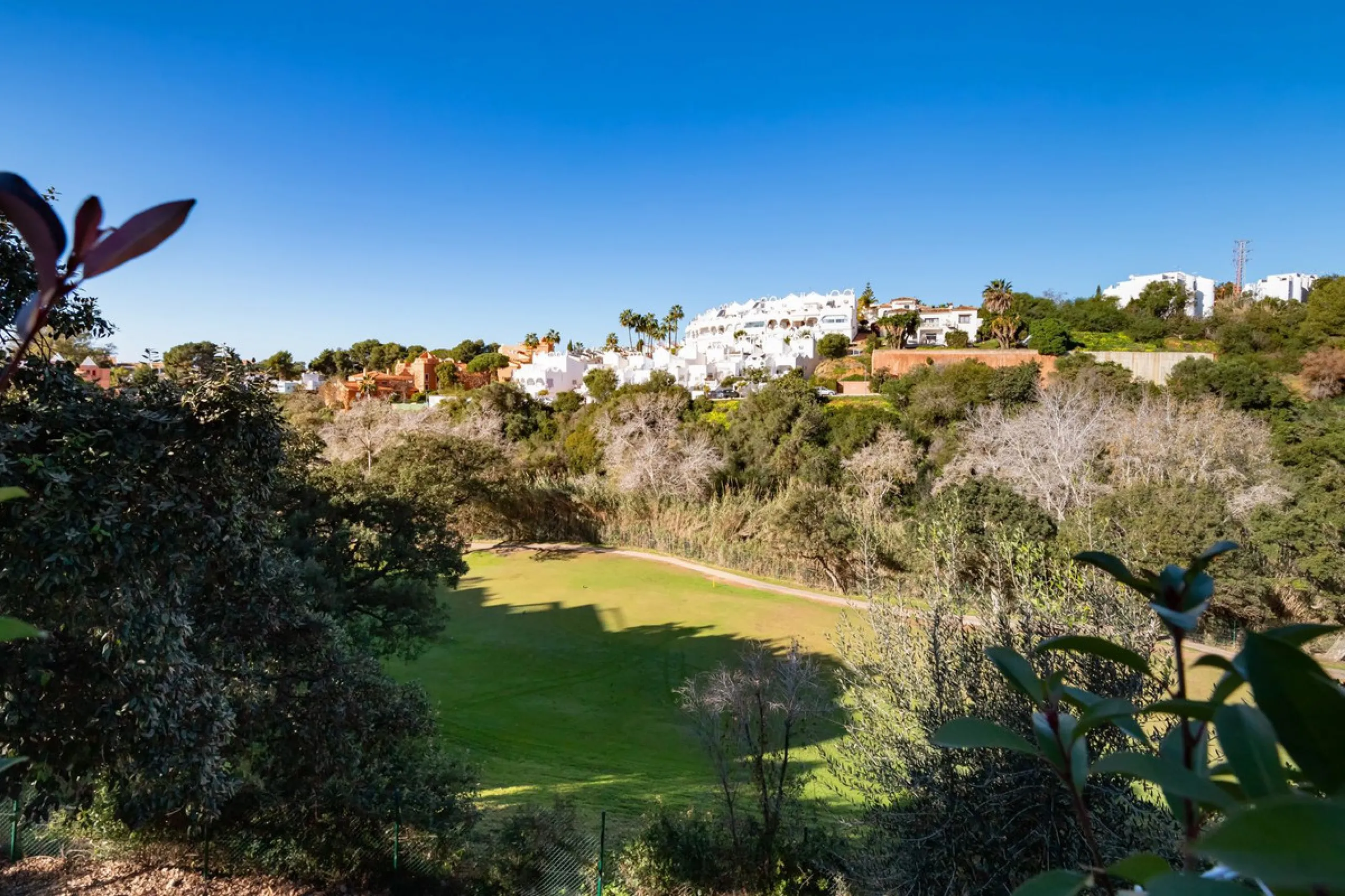 Luxurious apartment located in the coveted enclave of Artola Alta, just a few minutes from the beach and Puerto de Cabopino. The main attraction of this home is its privileged location in a luxury complex with a gym and outdoor pool, indoor pool, children