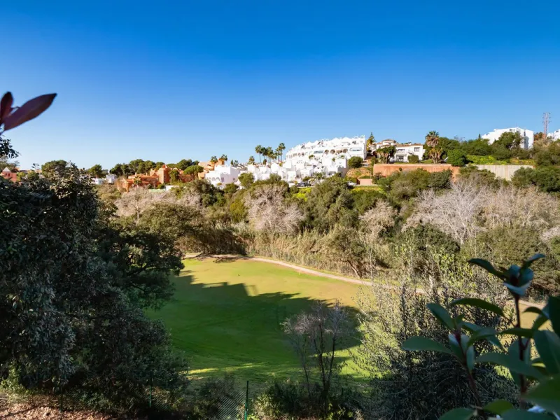 Luxurious apartment located in the coveted enclave of Artola Alta, just a few minutes from the beach and Puerto de Cabopino. The main attraction of this home is its privileged location in a luxury complex with a gym and outdoor pool, indoor pool, children