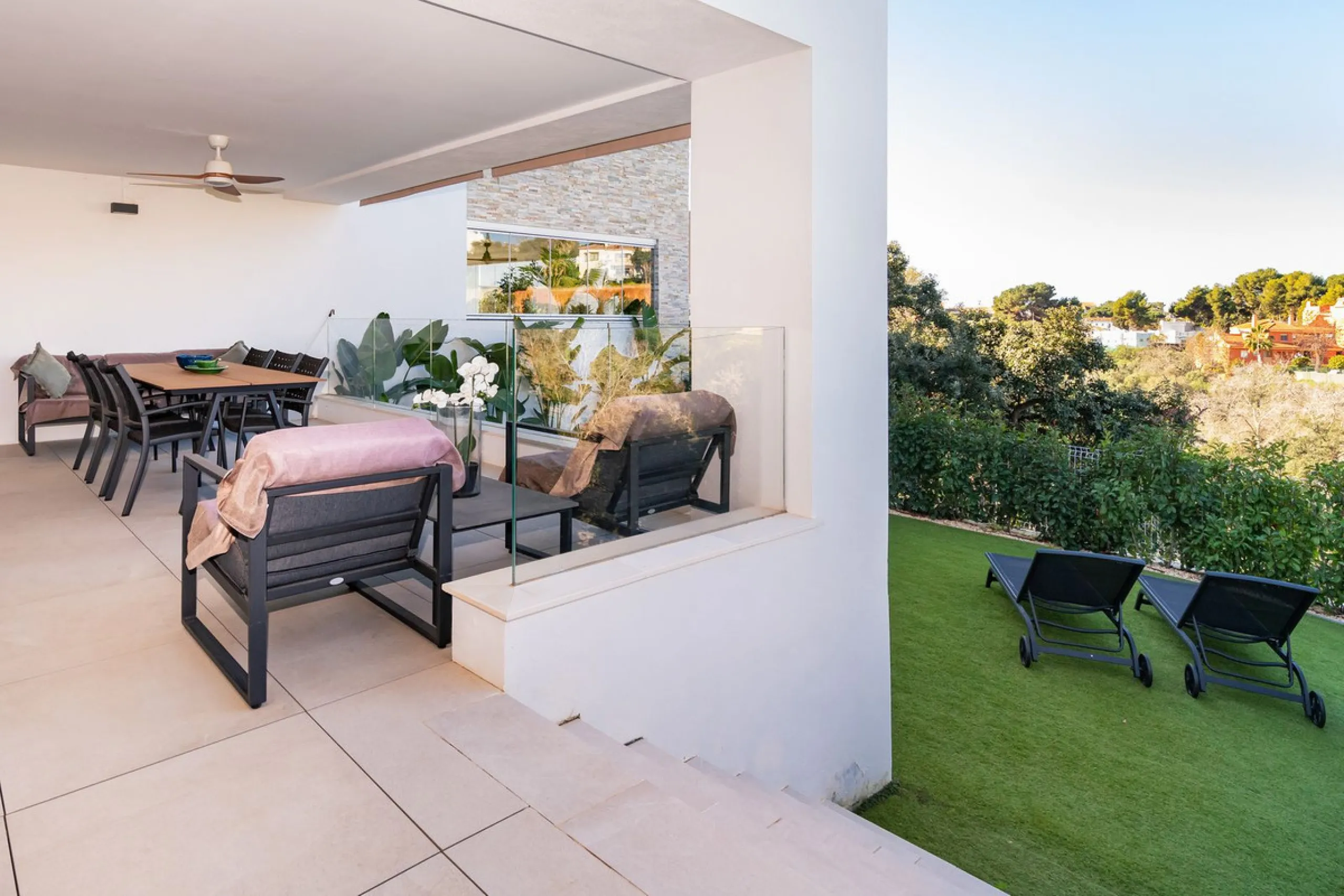 Luxurious apartment located in the coveted enclave of Artola Alta, just a few minutes from the beach and Puerto de Cabopino. The main attraction of this home is its privileged location in a luxury complex with a gym and outdoor pool, indoor pool, children