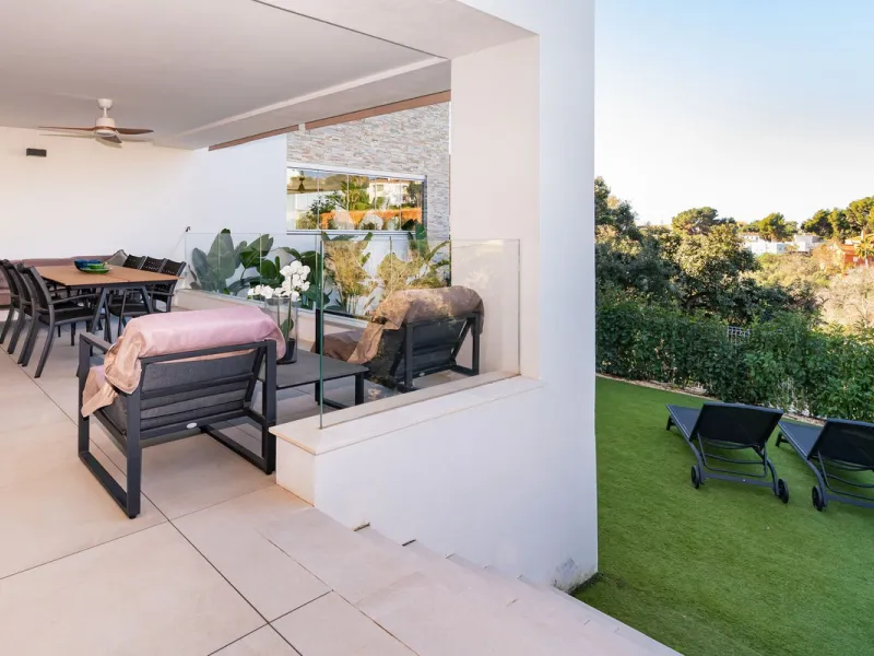 Luxurious apartment located in the coveted enclave of Artola Alta, just a few minutes from the beach and Puerto de Cabopino. The main attraction of this home is its privileged location in a luxury complex with a gym and outdoor pool, indoor pool, children