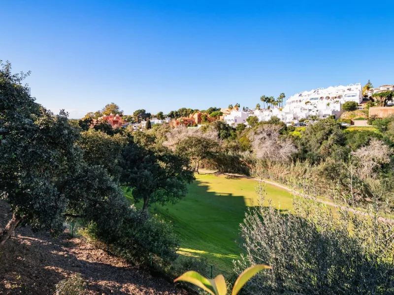Luxurious apartment located in the coveted enclave of Artola Alta, just a few minutes from the beach and Puerto de Cabopino. The main attraction of this home is its privileged location in a luxury complex with a gym and outdoor pool, indoor pool, children