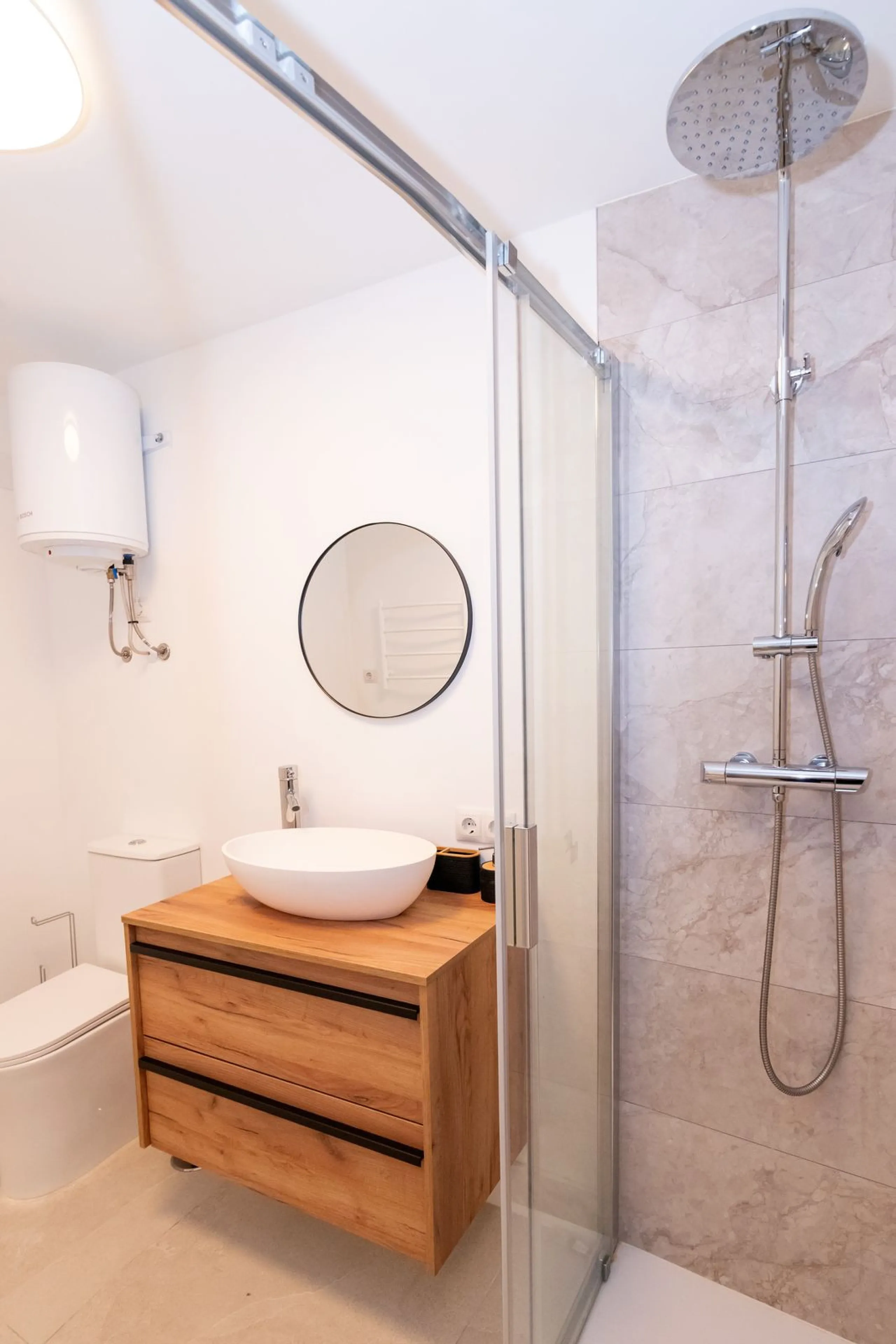 Luxurious apartment located in the coveted enclave of Artola Alta, just a few minutes from the beach and Puerto de Cabopino. The main attraction of this home is its privileged location in a luxury complex with a gym and outdoor pool, indoor pool, children
