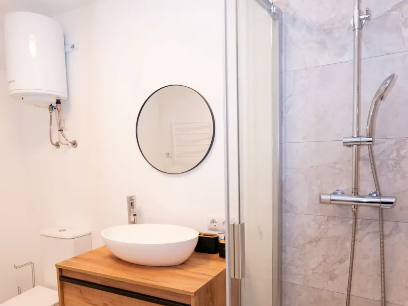 Luxurious apartment located in the coveted enclave of Artola Alta, just a few minutes from the beach and Puerto de Cabopino. The main attraction of this home is its privileged location in a luxury complex with a gym and outdoor pool, indoor pool, children