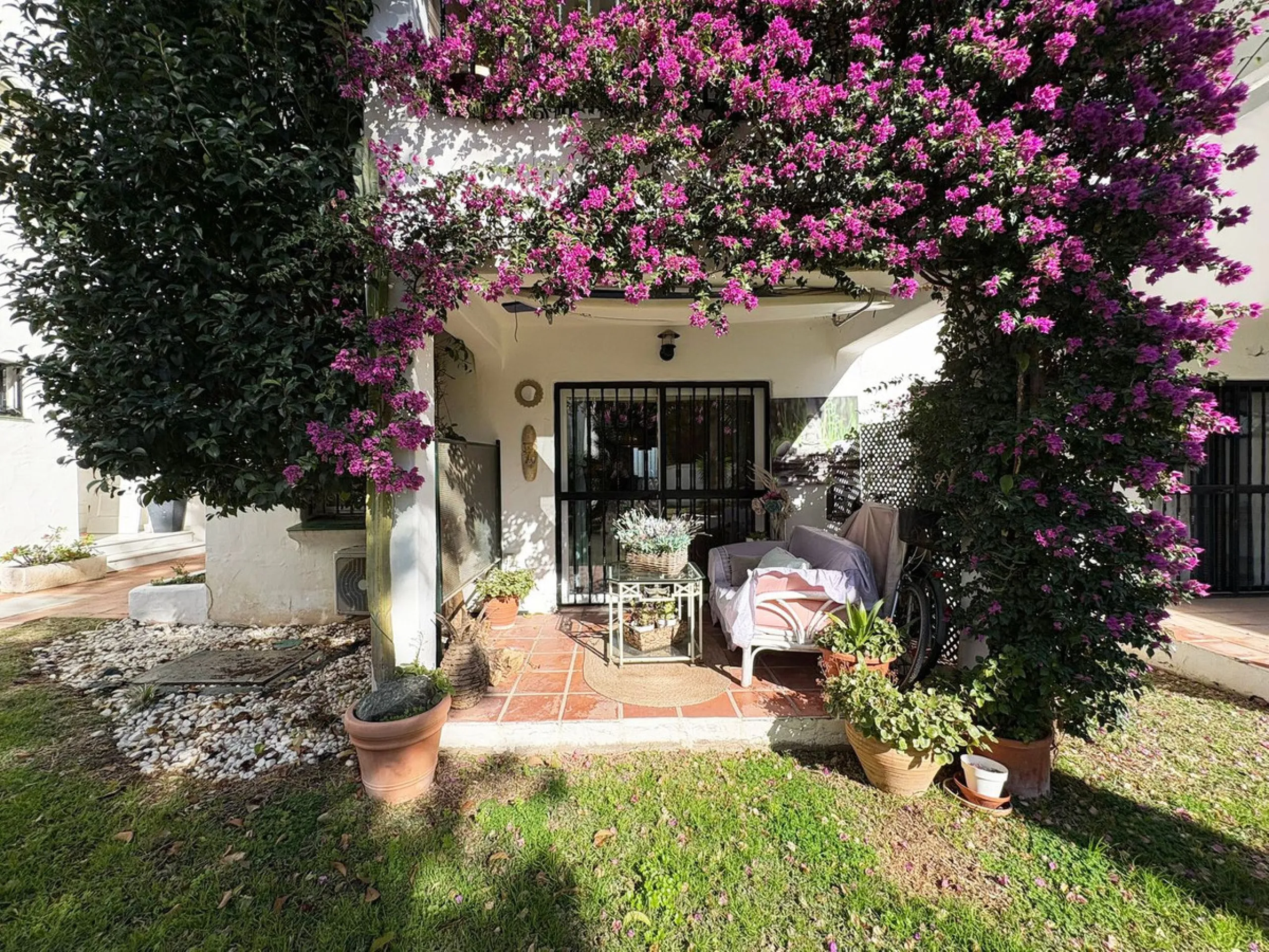 Situated in the desirable area of Bel Air, this well-maintained semi-detached house offers a comfortable and practical layout across three levels. Built in 1990, the property boasts 145 m² of interior space and a private 30 m² roof terrace, perfect for en