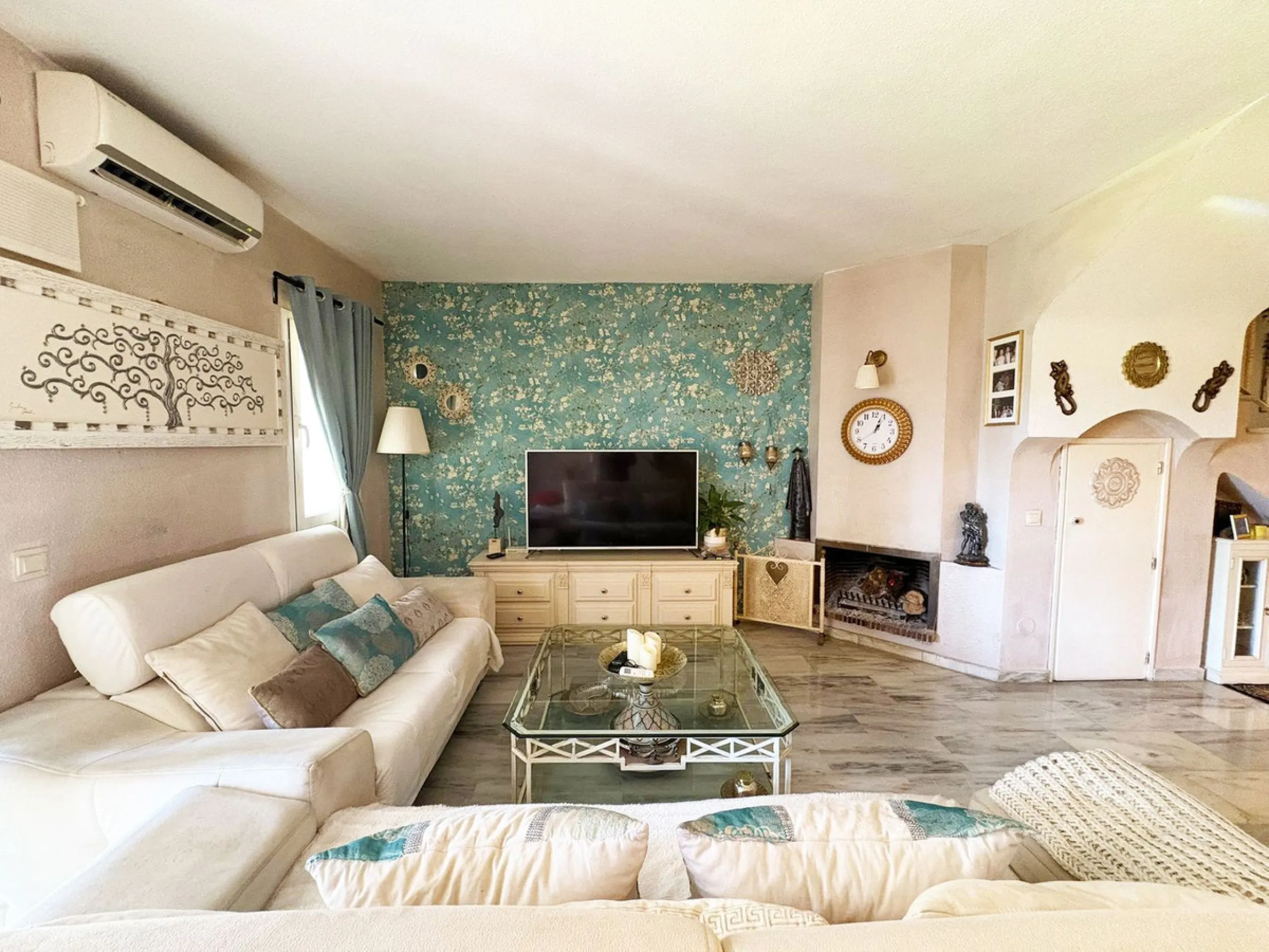 Situated in the desirable area of Bel Air, this well-maintained semi-detached house offers a comfortable and practical layout across three levels. Built in 1990, the property boasts 145 m² of interior space and a private 30 m² roof terrace, perfect for en