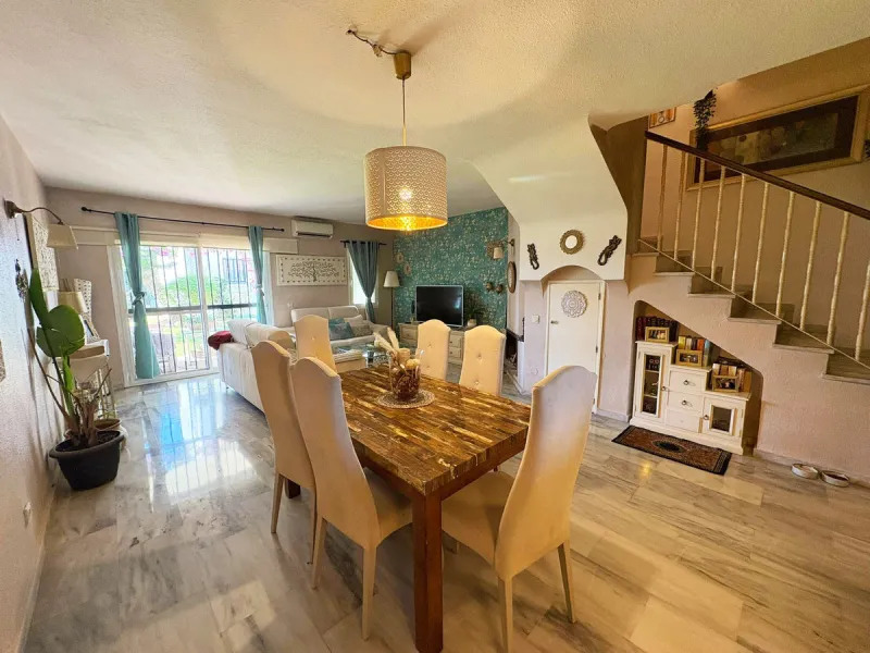 Situated in the desirable area of Bel Air, this well-maintained semi-detached house offers a comfortable and practical layout across three levels. Built in 1990, the property boasts 145 m² of interior space and a private 30 m² roof terrace, perfect for en