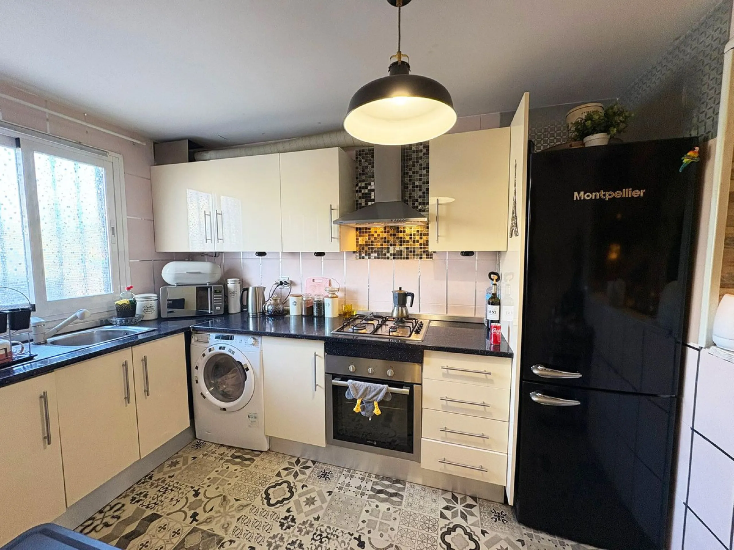 Situated in the desirable area of Bel Air, this well-maintained semi-detached house offers a comfortable and practical layout across three levels. Built in 1990, the property boasts 145 m² of interior space and a private 30 m² roof terrace, perfect for en