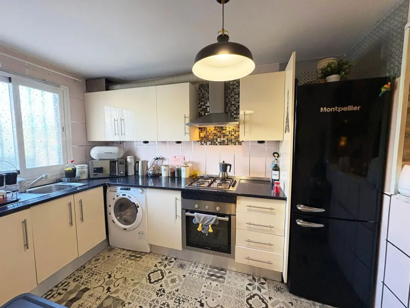 Situated in the desirable area of Bel Air, this well-maintained semi-detached house offers a comfortable and practical layout across three levels. Built in 1990, the property boasts 145 m² of interior space and a private 30 m² roof terrace, perfect for en