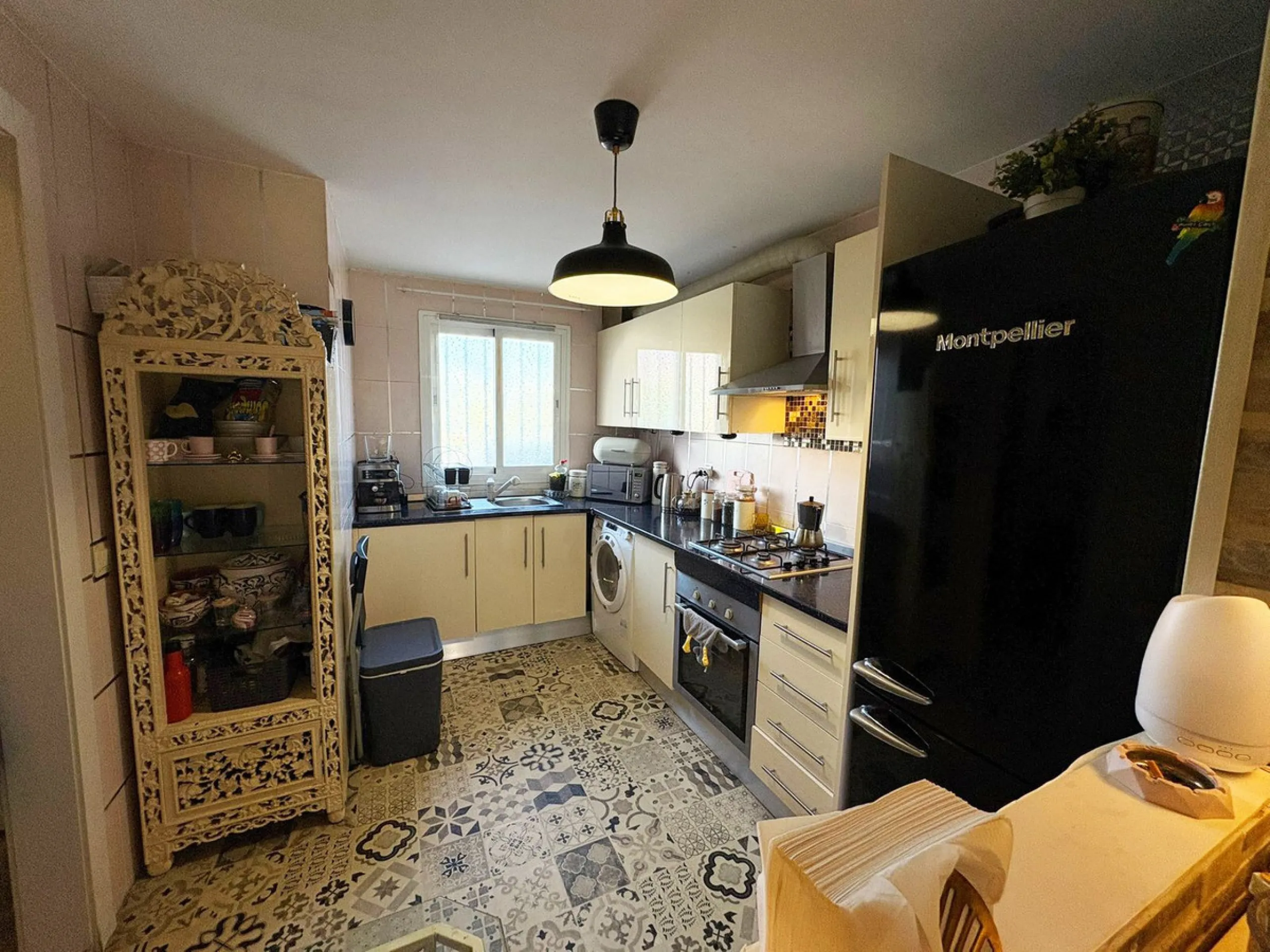 Situated in the desirable area of Bel Air, this well-maintained semi-detached house offers a comfortable and practical layout across three levels. Built in 1990, the property boasts 145 m² of interior space and a private 30 m² roof terrace, perfect for en