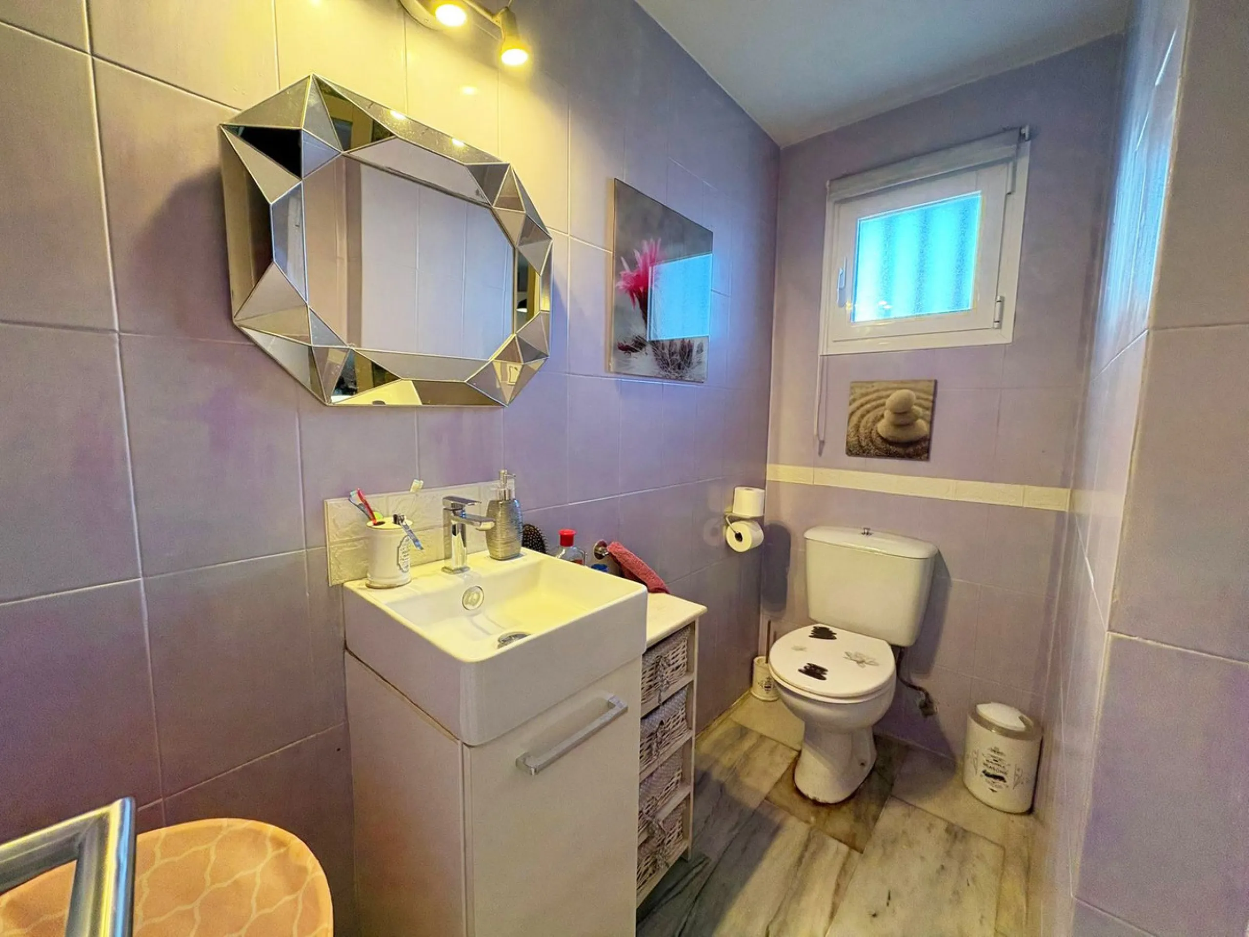 Situated in the desirable area of Bel Air, this well-maintained semi-detached house offers a comfortable and practical layout across three levels. Built in 1990, the property boasts 145 m² of interior space and a private 30 m² roof terrace, perfect for en
