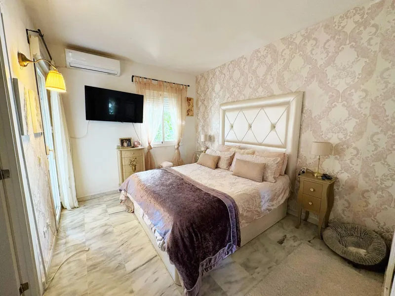 Situated in the desirable area of Bel Air, this well-maintained semi-detached house offers a comfortable and practical layout across three levels. Built in 1990, the property boasts 145 m² of interior space and a private 30 m² roof terrace, perfect for en