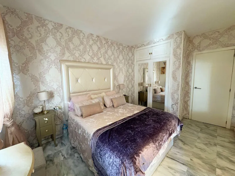 Situated in the desirable area of Bel Air, this well-maintained semi-detached house offers a comfortable and practical layout across three levels. Built in 1990, the property boasts 145 m² of interior space and a private 30 m² roof terrace, perfect for en