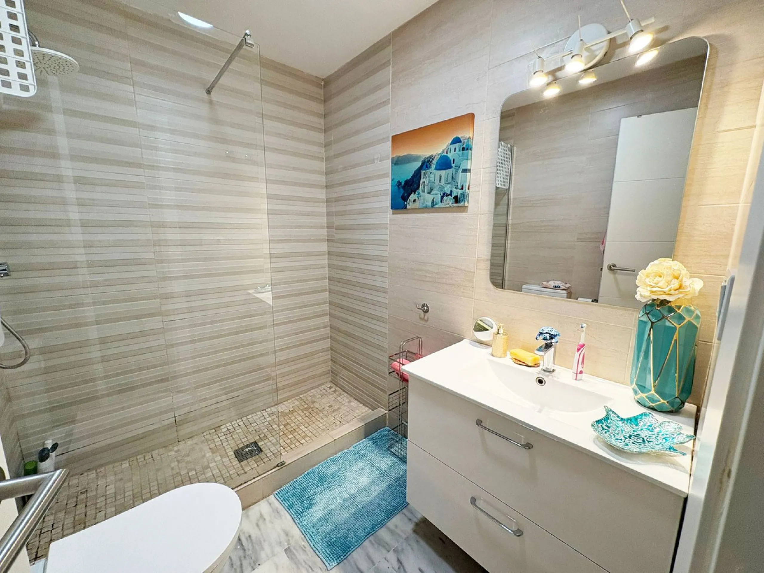 Situated in the desirable area of Bel Air, this well-maintained semi-detached house offers a comfortable and practical layout across three levels. Built in 1990, the property boasts 145 m² of interior space and a private 30 m² roof terrace, perfect for en