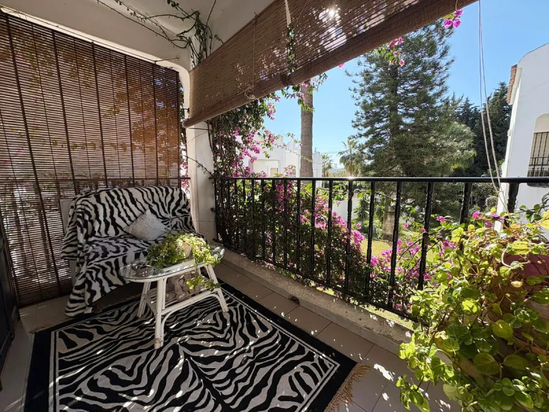 Situated in the desirable area of Bel Air, this well-maintained semi-detached house offers a comfortable and practical layout across three levels. Built in 1990, the property boasts 145 m² of interior space and a private 30 m² roof terrace, perfect for en