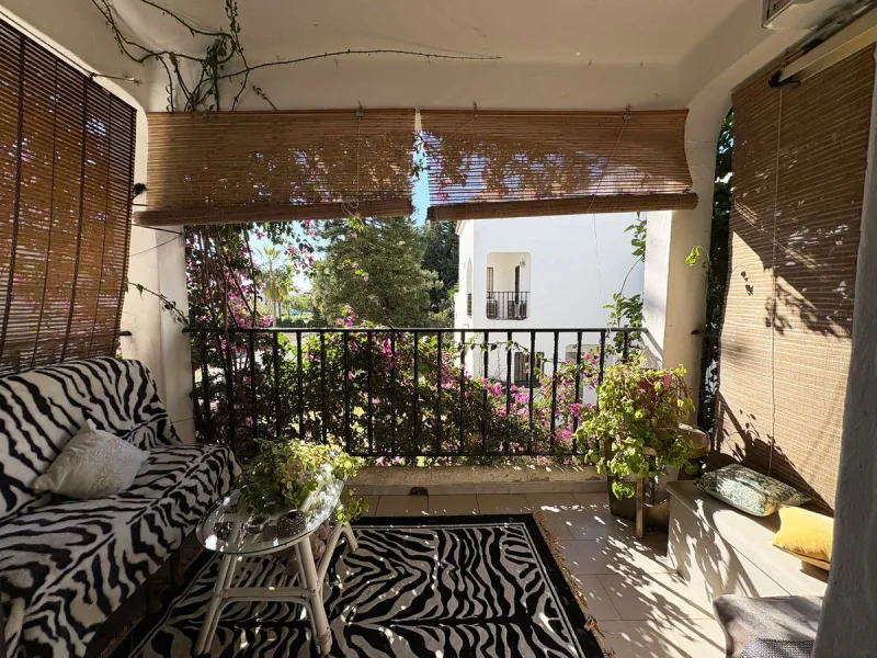 Situated in the desirable area of Bel Air, this well-maintained semi-detached house offers a comfortable and practical layout across three levels. Built in 1990, the property boasts 145 m² of interior space and a private 30 m² roof terrace, perfect for en