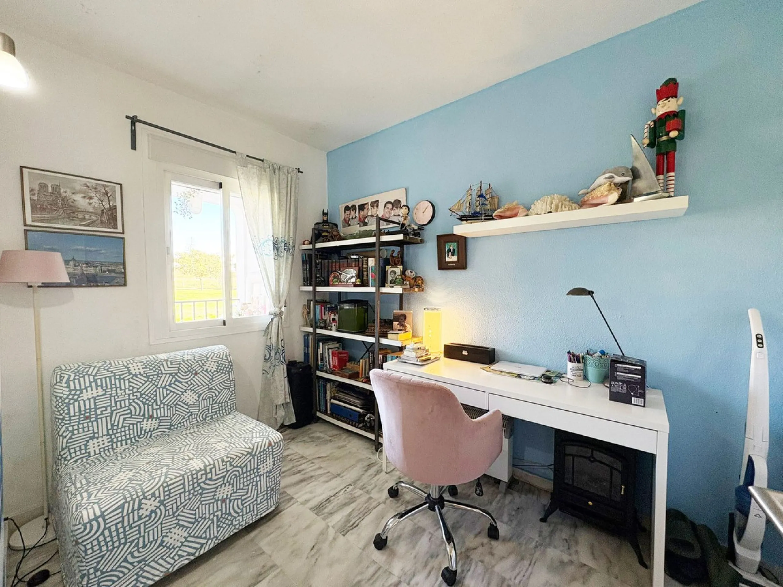 Situated in the desirable area of Bel Air, this well-maintained semi-detached house offers a comfortable and practical layout across three levels. Built in 1990, the property boasts 145 m² of interior space and a private 30 m² roof terrace, perfect for en