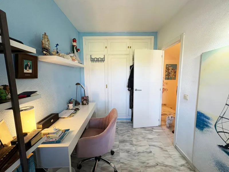 Situated in the desirable area of Bel Air, this well-maintained semi-detached house offers a comfortable and practical layout across three levels. Built in 1990, the property boasts 145 m² of interior space and a private 30 m² roof terrace, perfect for en