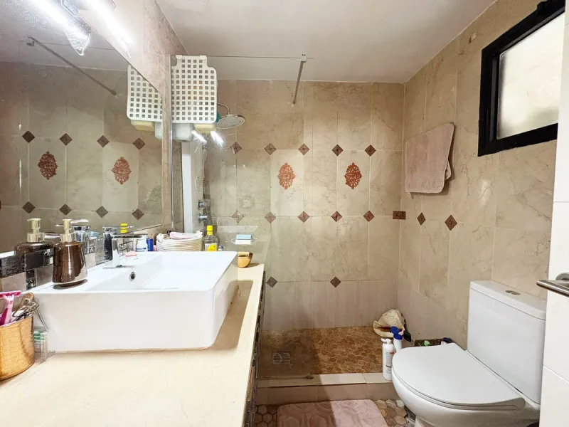 Situated in the desirable area of Bel Air, this well-maintained semi-detached house offers a comfortable and practical layout across three levels. Built in 1990, the property boasts 145 m² of interior space and a private 30 m² roof terrace, perfect for en