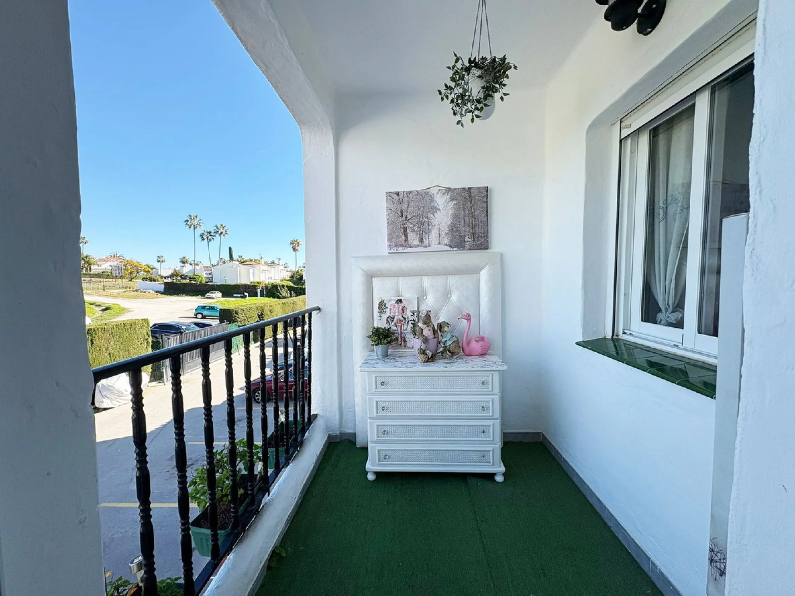 Situated in the desirable area of Bel Air, this well-maintained semi-detached house offers a comfortable and practical layout across three levels. Built in 1990, the property boasts 145 m² of interior space and a private 30 m² roof terrace, perfect for en