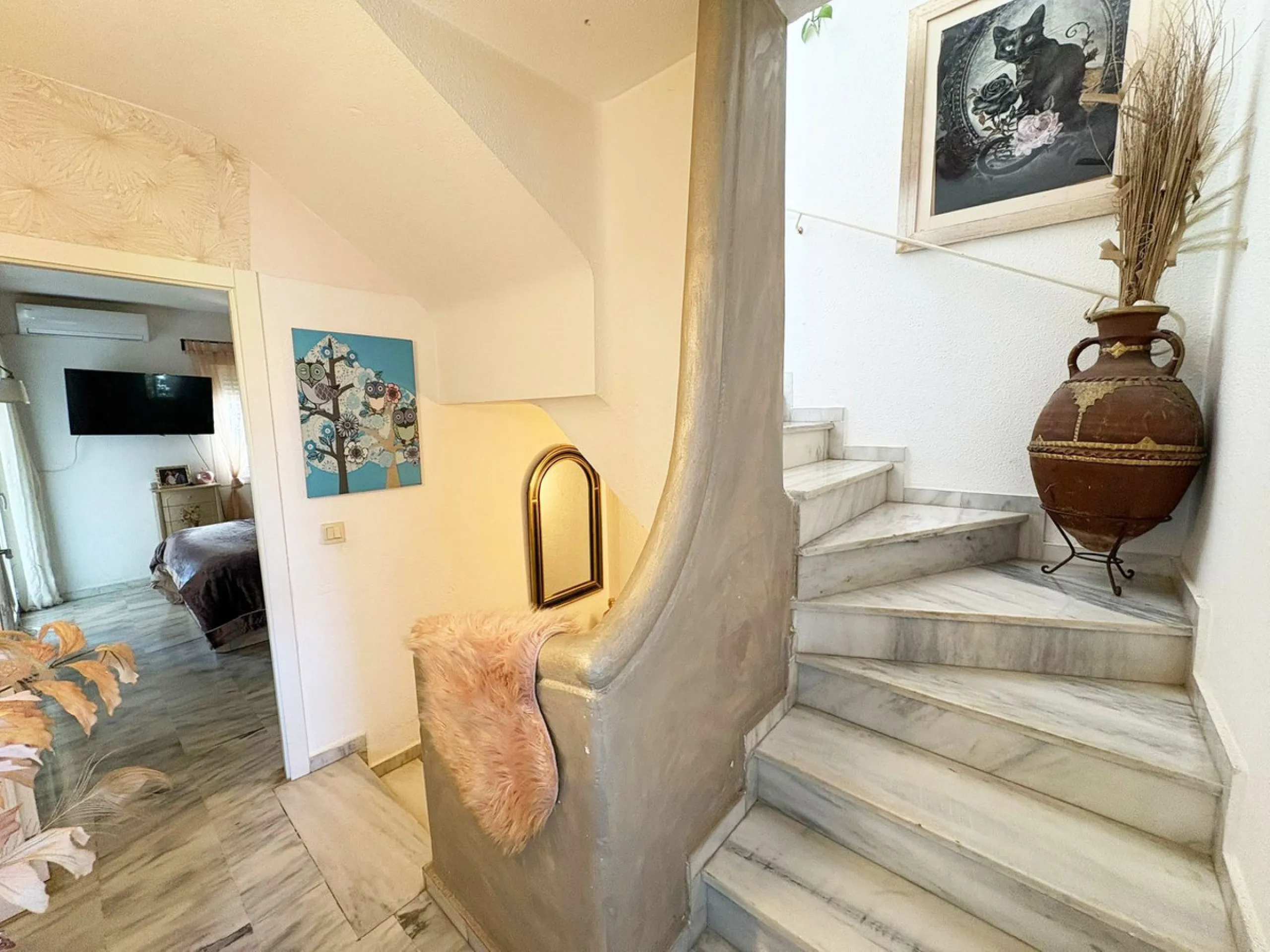 Situated in the desirable area of Bel Air, this well-maintained semi-detached house offers a comfortable and practical layout across three levels. Built in 1990, the property boasts 145 m² of interior space and a private 30 m² roof terrace, perfect for en