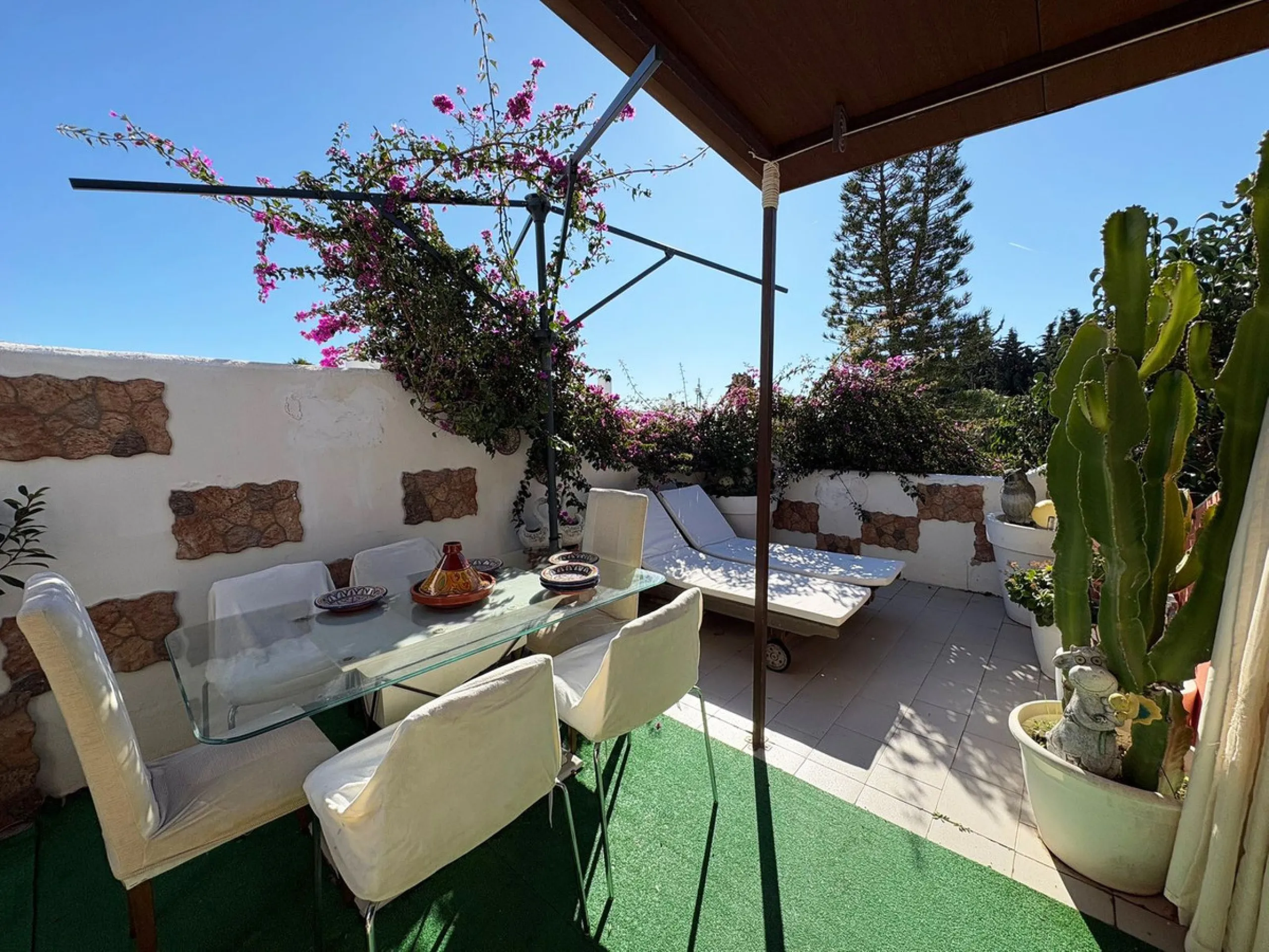 Situated in the desirable area of Bel Air, this well-maintained semi-detached house offers a comfortable and practical layout across three levels. Built in 1990, the property boasts 145 m² of interior space and a private 30 m² roof terrace, perfect for en