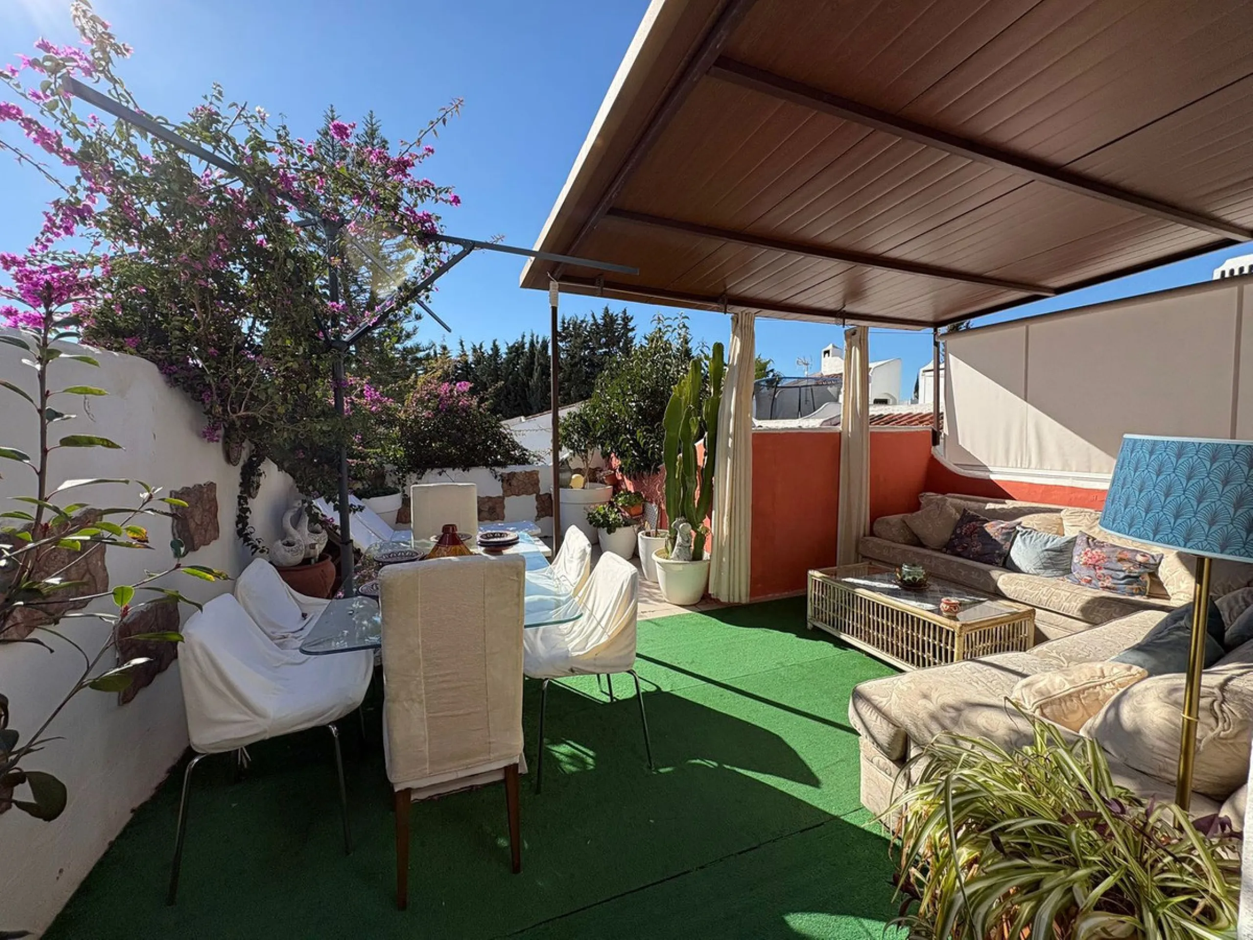 Situated in the desirable area of Bel Air, this well-maintained semi-detached house offers a comfortable and practical layout across three levels. Built in 1990, the property boasts 145 m² of interior space and a private 30 m² roof terrace, perfect for en