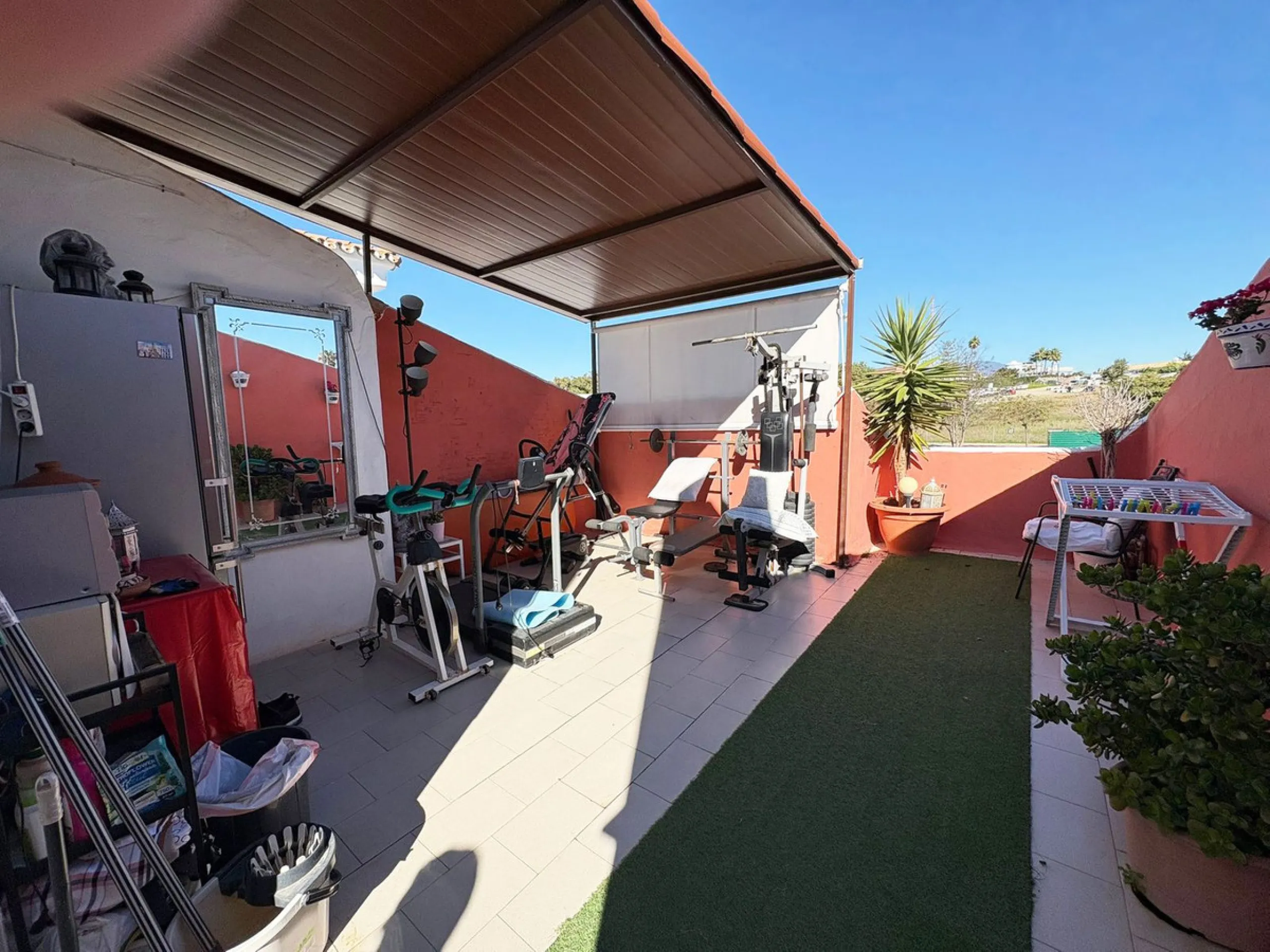Situated in the desirable area of Bel Air, this well-maintained semi-detached house offers a comfortable and practical layout across three levels. Built in 1990, the property boasts 145 m² of interior space and a private 30 m² roof terrace, perfect for en