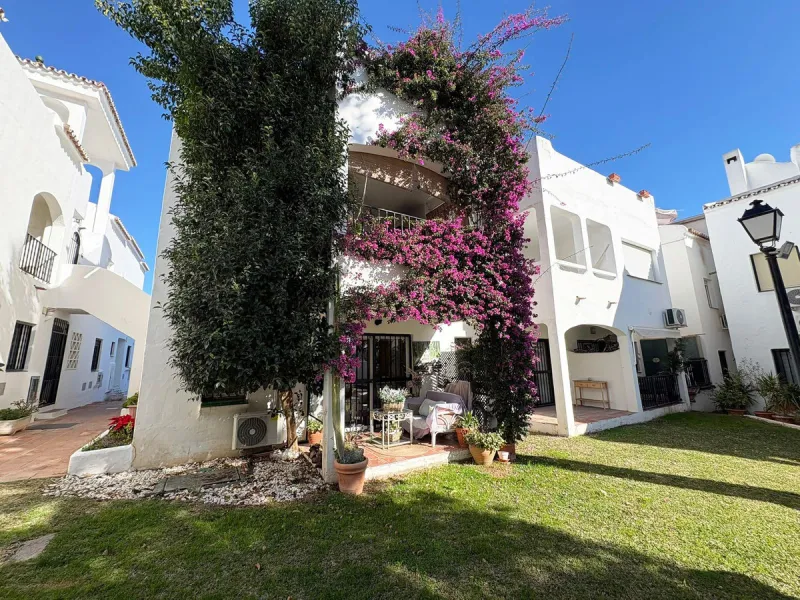 Situated in the desirable area of Bel Air, this well-maintained semi-detached house offers a comfortable and practical layout across three levels. Built in 1990, the property boasts 145 m² of interior space and a private 30 m² roof terrace, perfect for en
