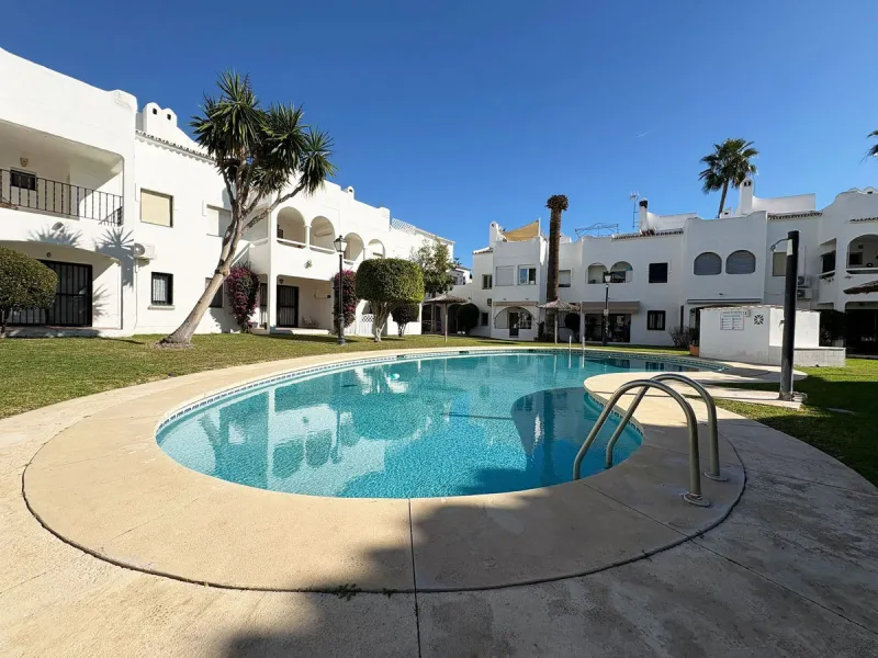 Situated in the desirable area of Bel Air, this well-maintained semi-detached house offers a comfortable and practical layout across three levels. Built in 1990, the property boasts 145 m² of interior space and a private 30 m² roof terrace, perfect for en