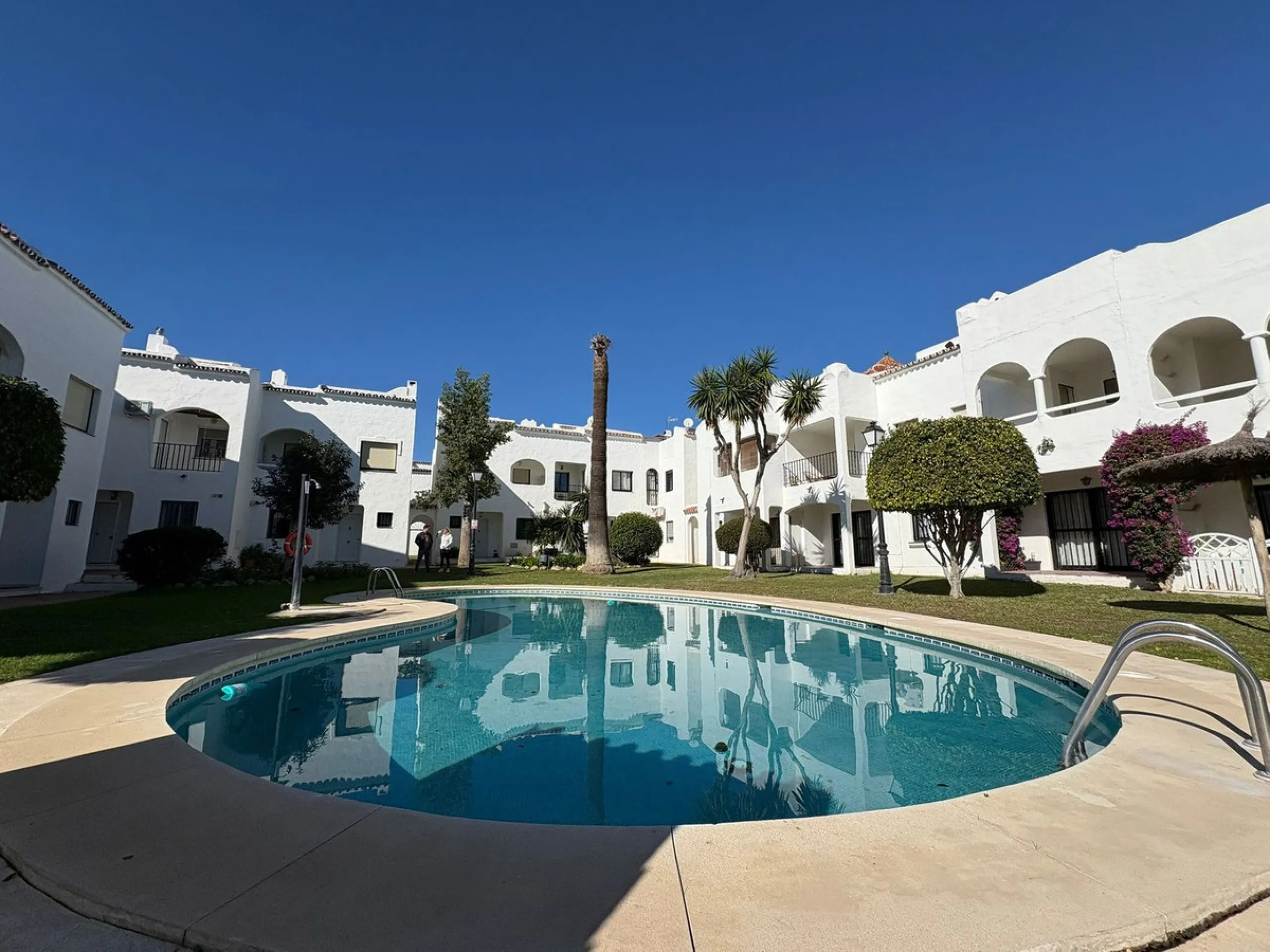 Situated in the desirable area of Bel Air, this well-maintained semi-detached house offers a comfortable and practical layout across three levels. Built in 1990, the property boasts 145 m² of interior space and a private 30 m² roof terrace, perfect for en