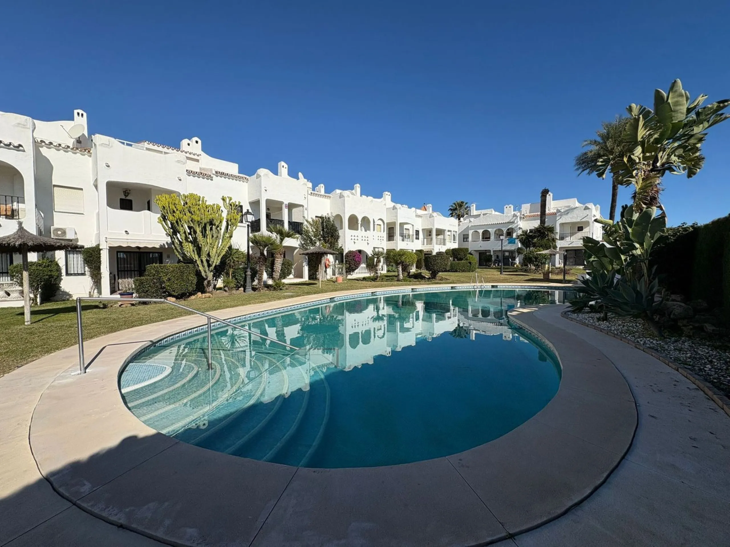 Situated in the desirable area of Bel Air, this well-maintained semi-detached house offers a comfortable and practical layout across three levels. Built in 1990, the property boasts 145 m² of interior space and a private 30 m² roof terrace, perfect for en