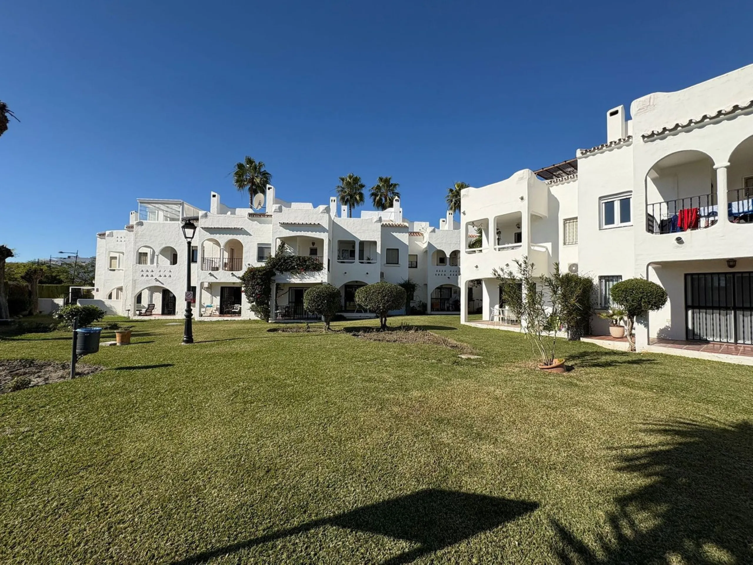 Situated in the desirable area of Bel Air, this well-maintained semi-detached house offers a comfortable and practical layout across three levels. Built in 1990, the property boasts 145 m² of interior space and a private 30 m² roof terrace, perfect for en