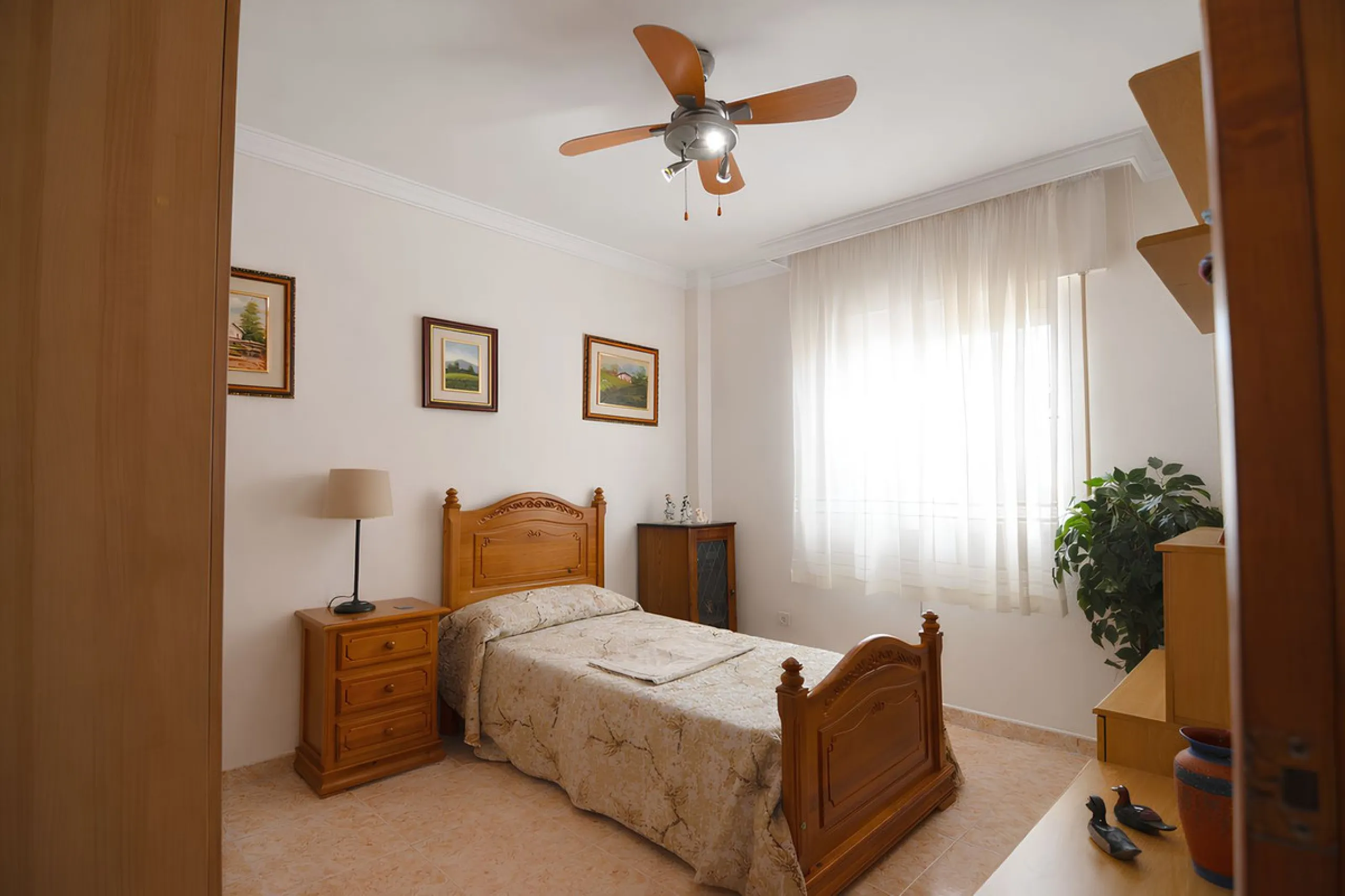 Wir freuen uns, diese prächtige Wohnung im begehrten Viertel Las Lagunas vorzustellen