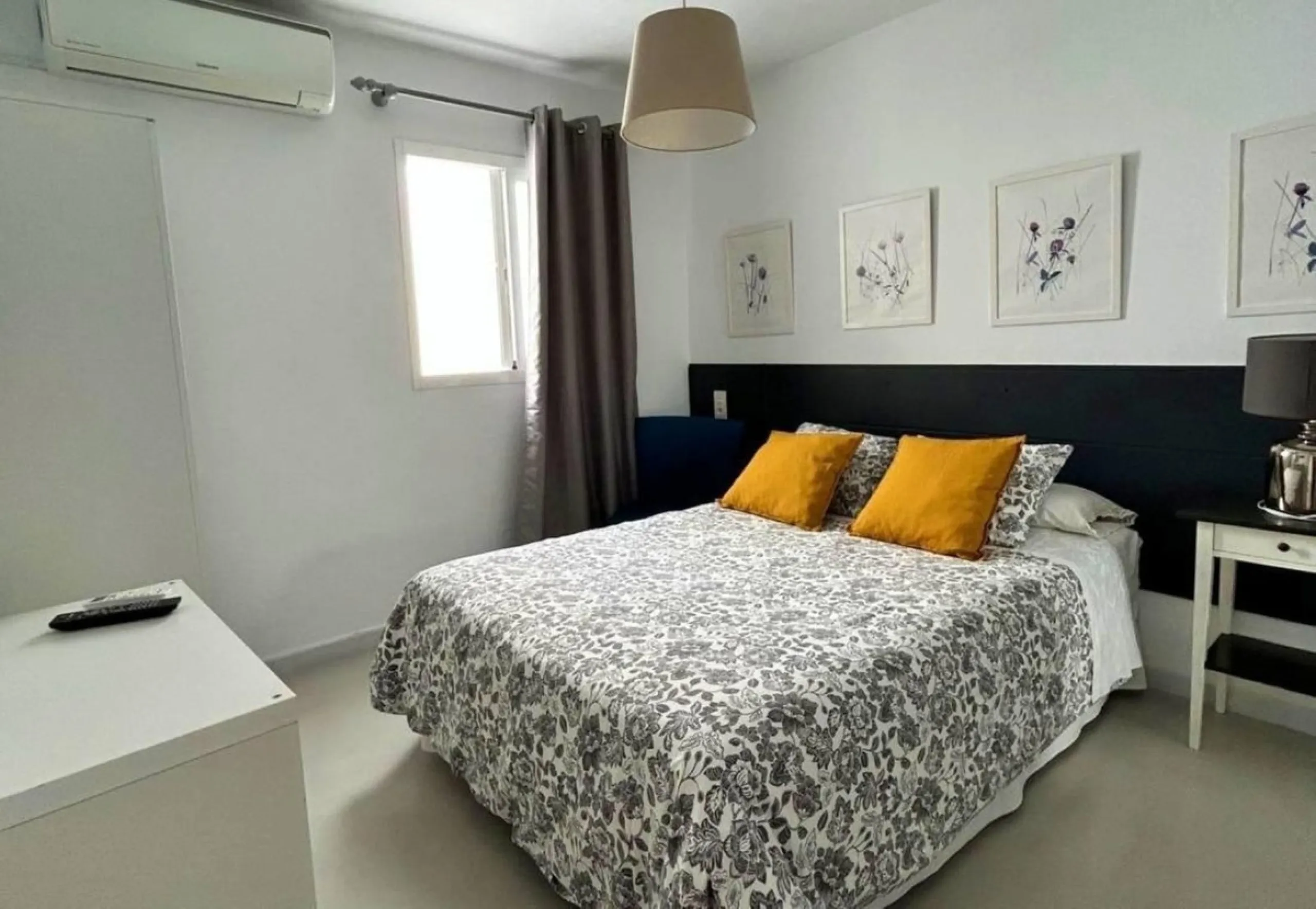 Comfortable and familiar hostel of Marbella, filled with light and charm, equipped with baths ,central a/c and heating, television and a bar-cafeteria with connection to internet. It is situated at 100 meters from the old town and centre of Marbella and a