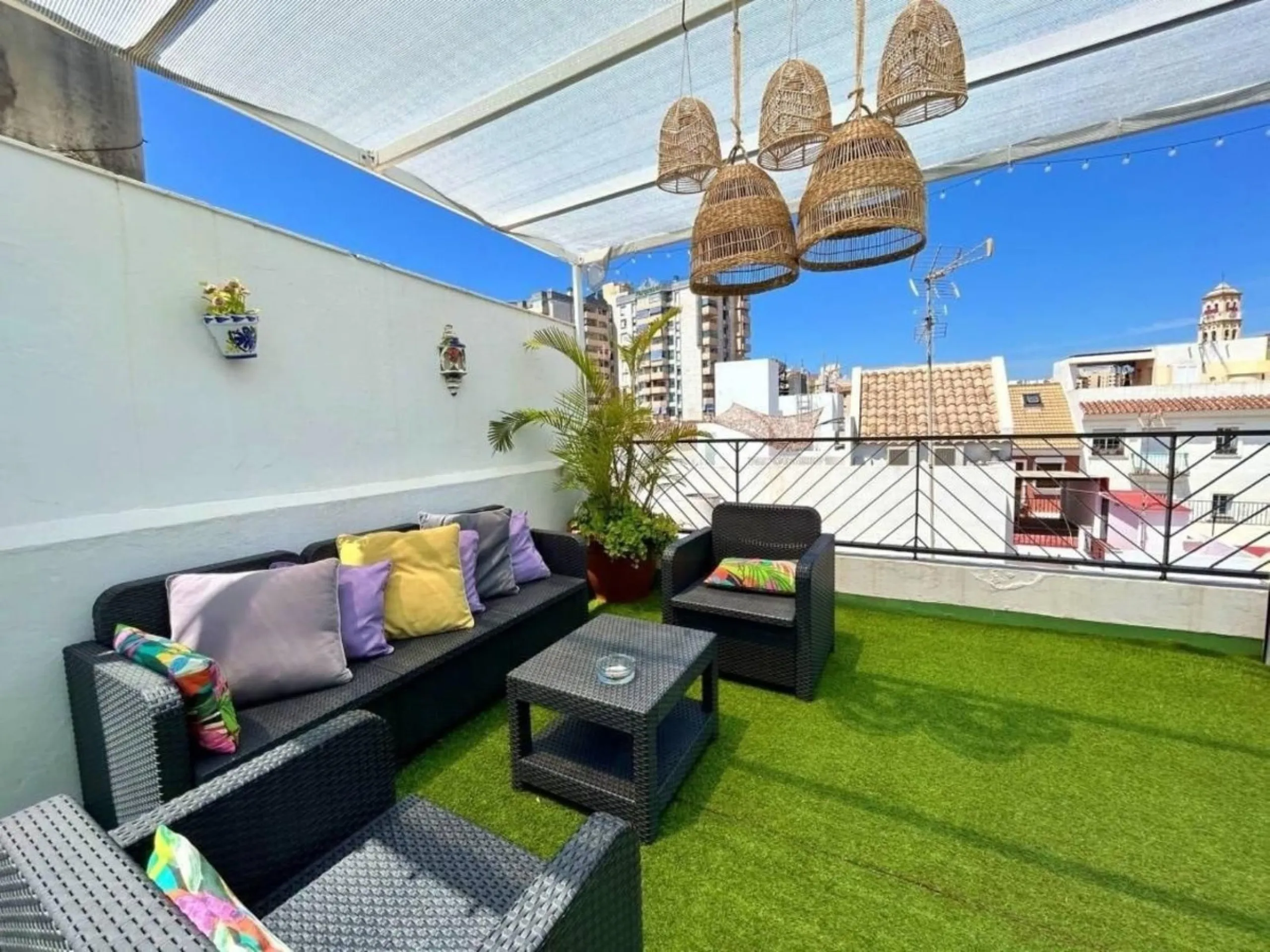Comfortable and familiar hostel of Marbella, filled with light and charm, equipped with baths ,central a/c and heating, television and a bar-cafeteria with connection to internet. It is situated at 100 meters from the old town and centre of Marbella and a