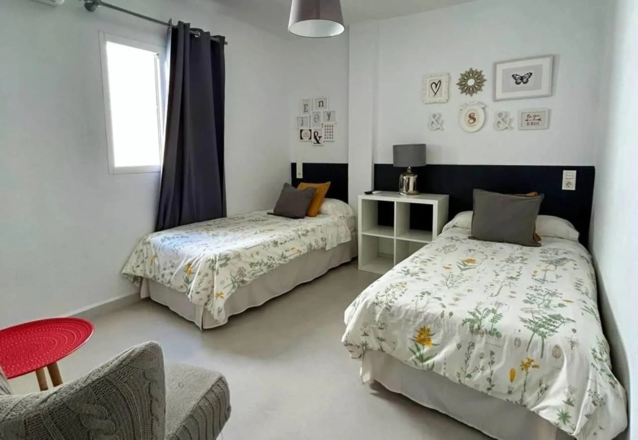 Comfortable and familiar hostel of Marbella, filled with light and charm, equipped with baths ,central a/c and heating, television and a bar-cafeteria with connection to internet. It is situated at 100 meters from the old town and centre of Marbella and a