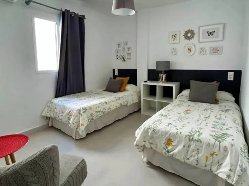 Comfortable and familiar hostel of Marbella, filled with light and charm, equipped with baths ,central a/c and heating, television and a bar-cafeteria with connection to internet. It is situated at 100 meters from the old town and centre of Marbella and a