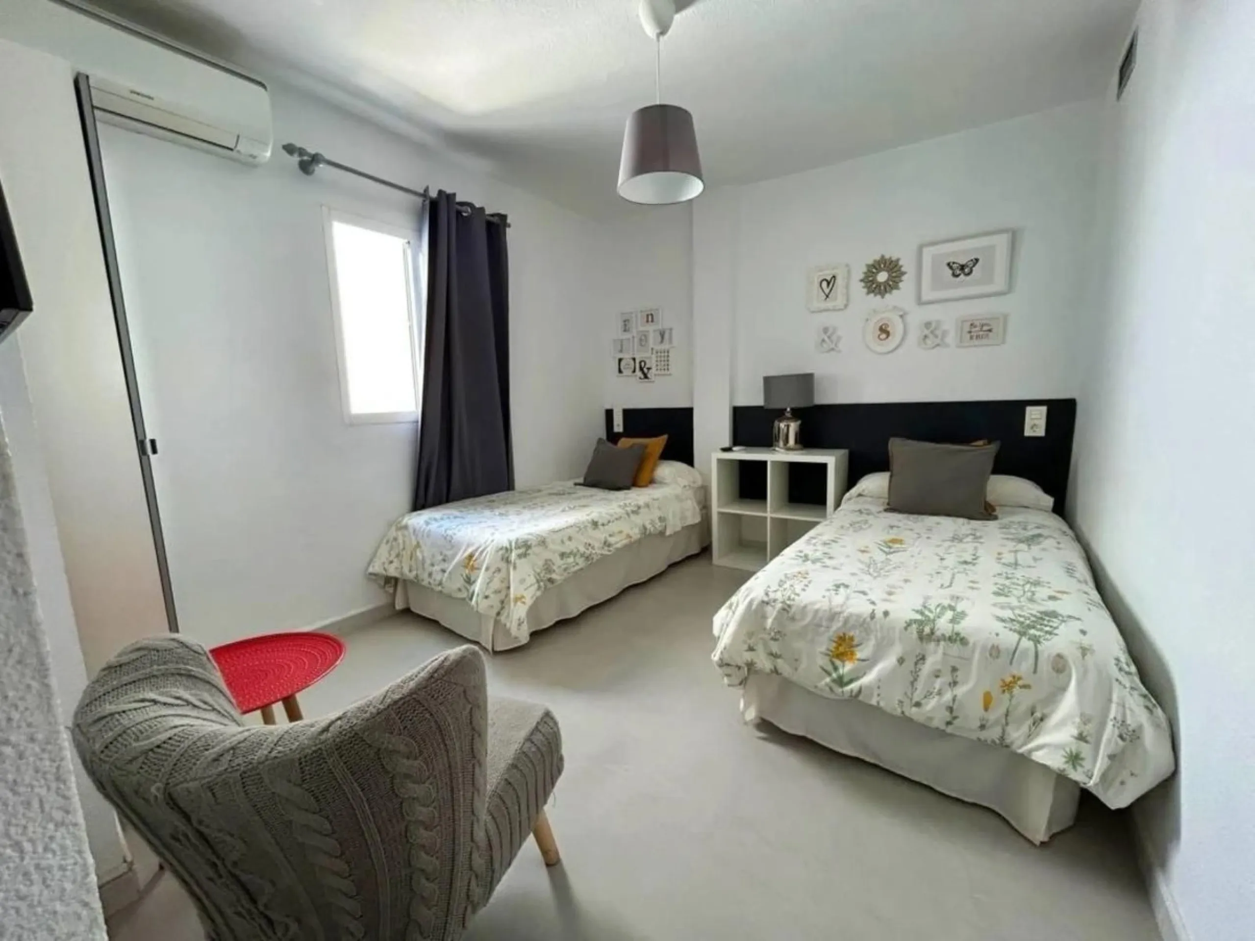Comfortable and familiar hostel of Marbella, filled with light and charm, equipped with baths ,central a/c and heating, television and a bar-cafeteria with connection to internet. It is situated at 100 meters from the old town and centre of Marbella and a