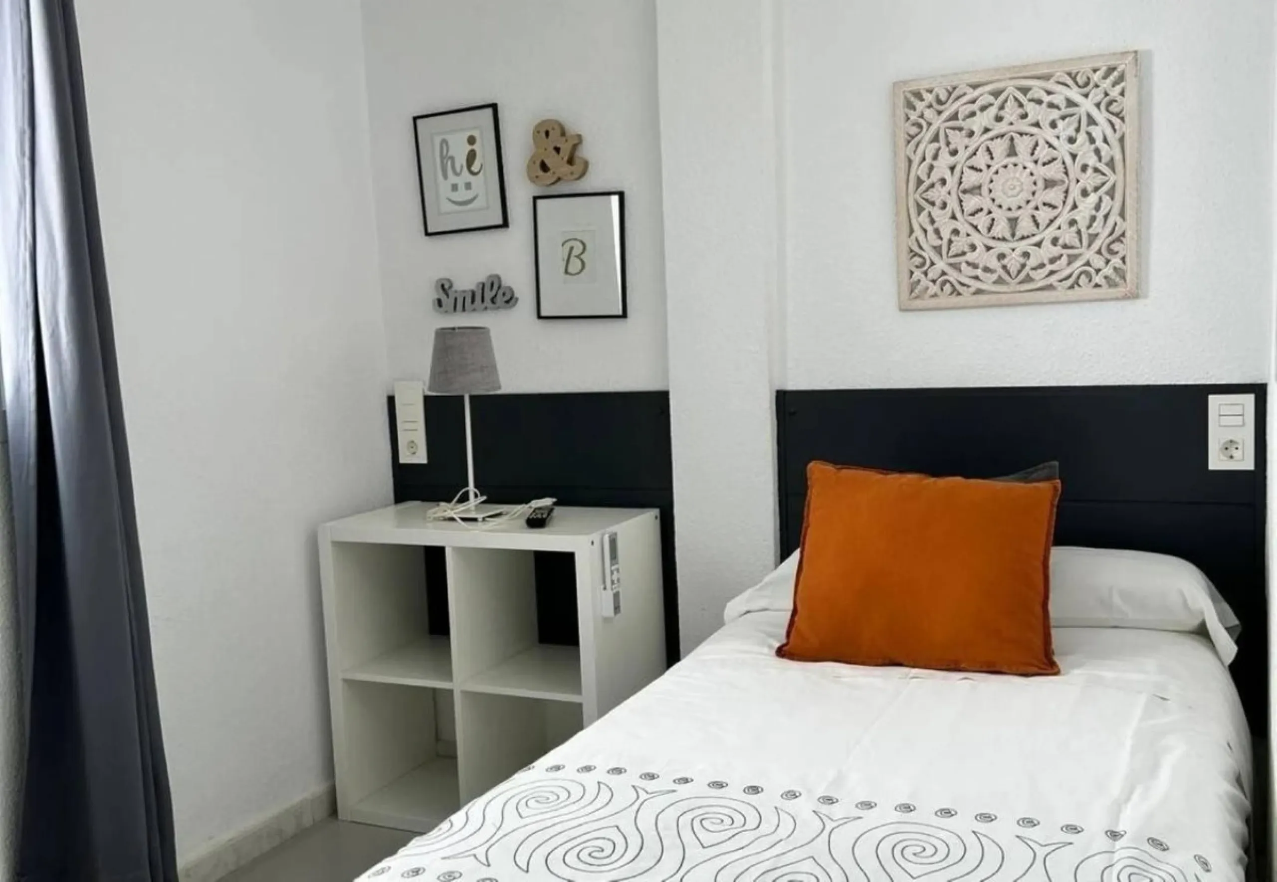 Comfortable and familiar hostel of Marbella, filled with light and charm, equipped with baths ,central a/c and heating, television and a bar-cafeteria with connection to internet. It is situated at 100 meters from the old town and centre of Marbella and a