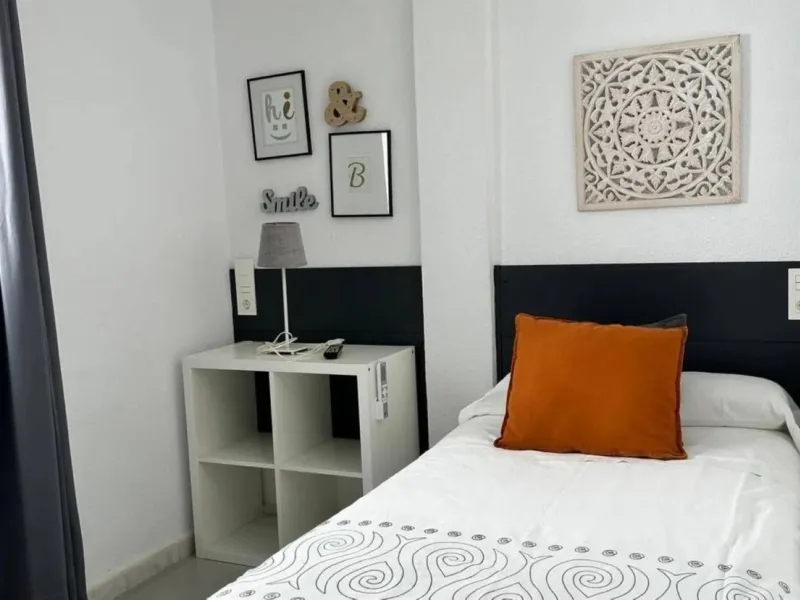 Comfortable and familiar hostel of Marbella, filled with light and charm, equipped with baths ,central a/c and heating, television and a bar-cafeteria with connection to internet. It is situated at 100 meters from the old town and centre of Marbella and a