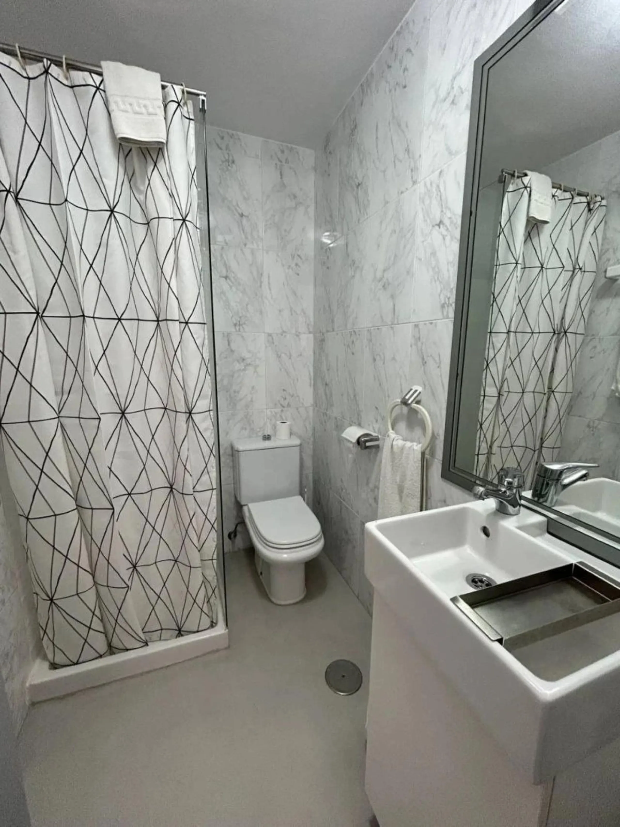 Comfortable and familiar hostel of Marbella, filled with light and charm, equipped with baths ,central a/c and heating, television and a bar-cafeteria with connection to internet. It is situated at 100 meters from the old town and centre of Marbella and a